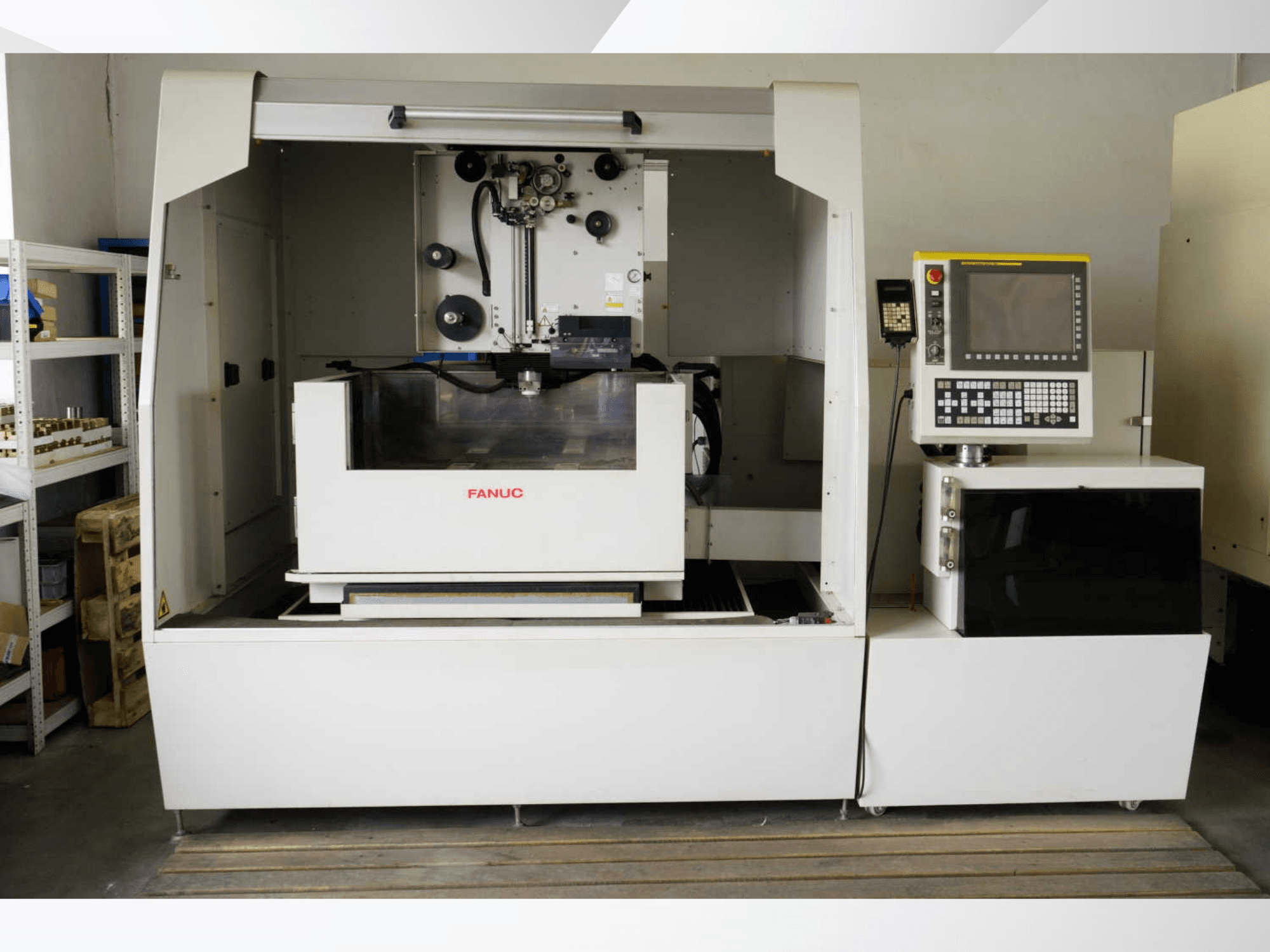 FANUC ROBOCUT alpha-1iD stiepļu elektroerozijas mašīna, skats no priekšpuses, kurā redzams vadības panelis un darba zonas elementi.