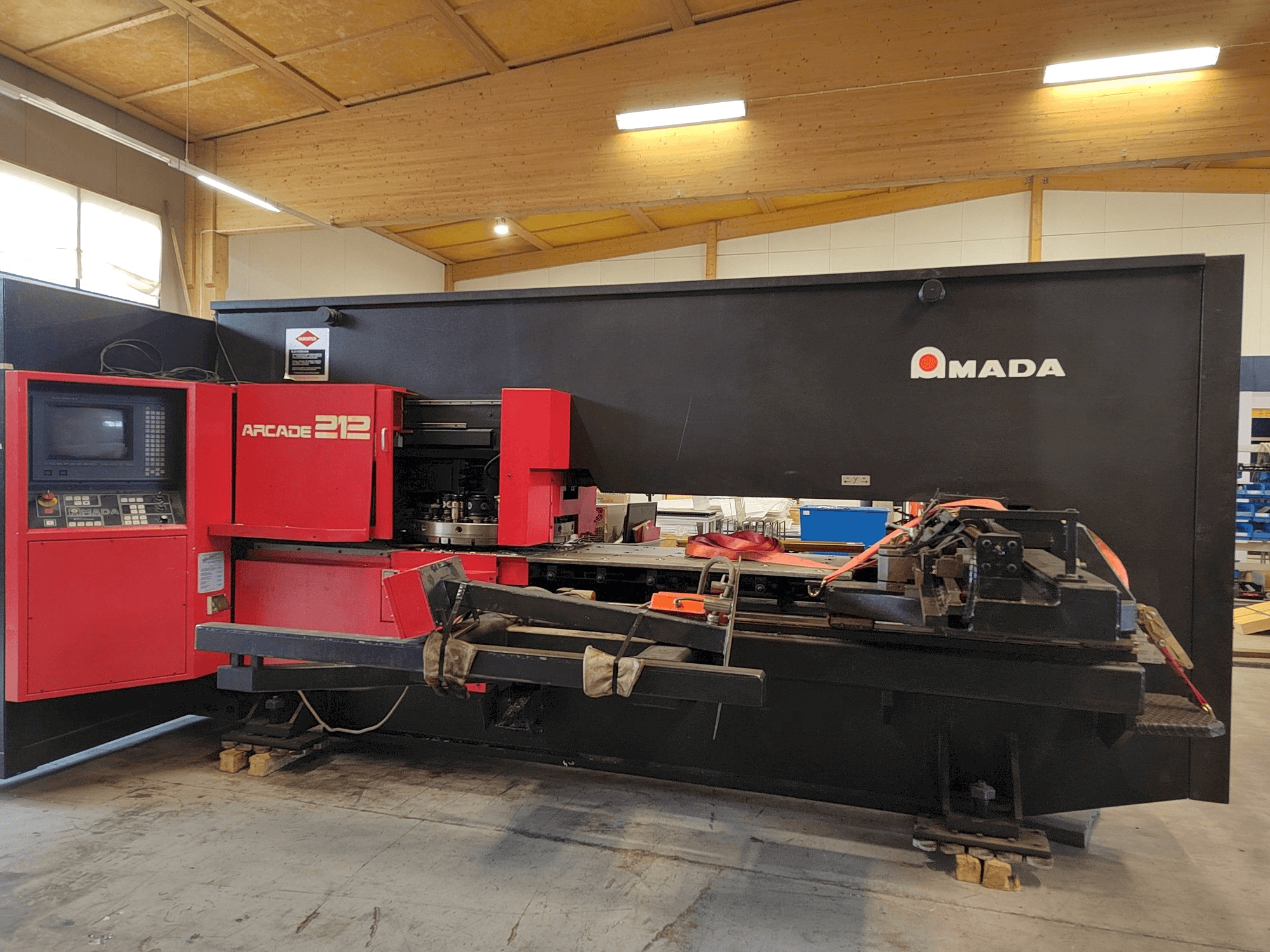 Mašīnas AMADA Arcade 212 pretskats
