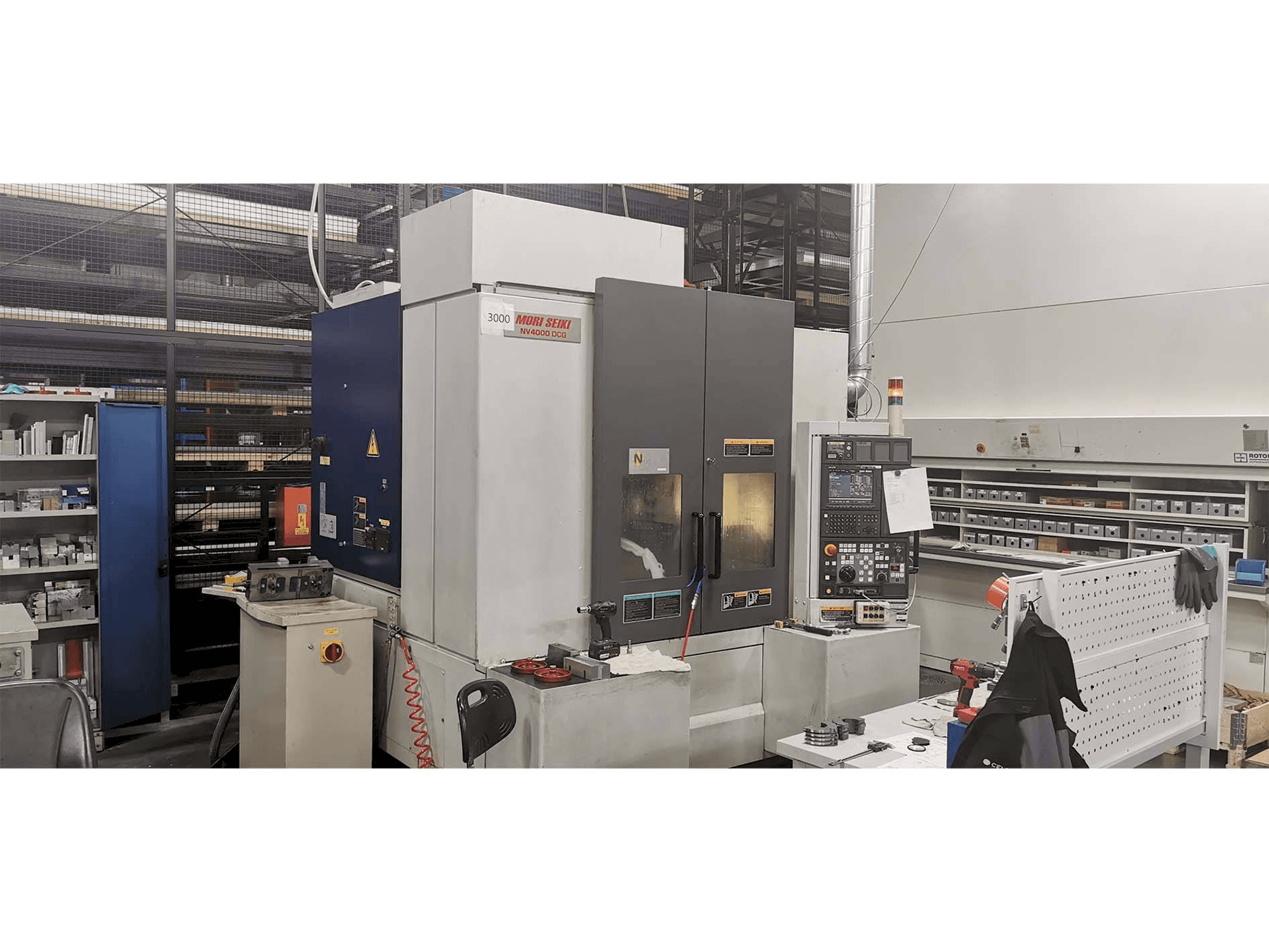 Mašīnas MORI SEIKI NV4000 pretskats