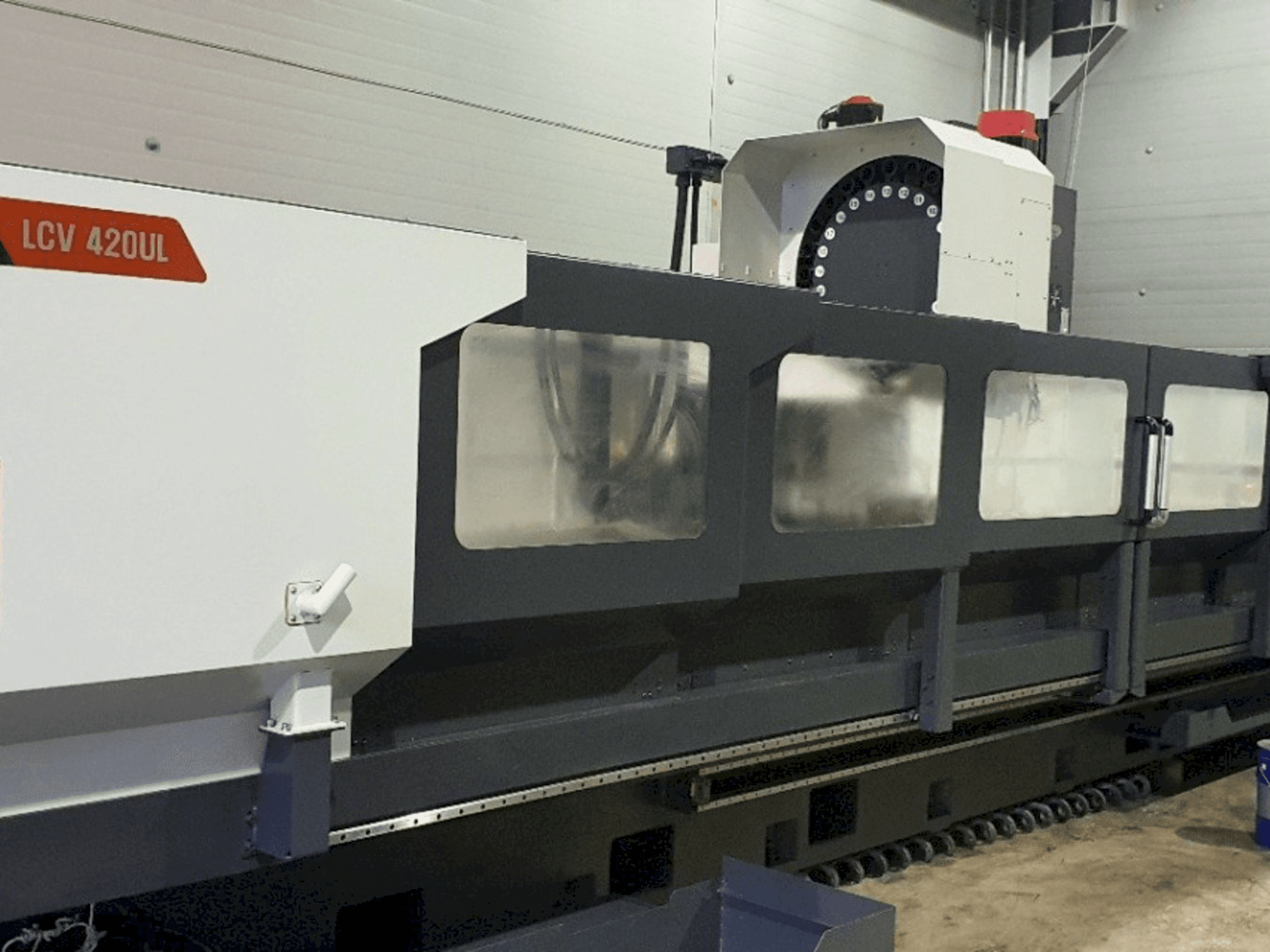 Mašīnas SMEC LCV 420UL pretskats