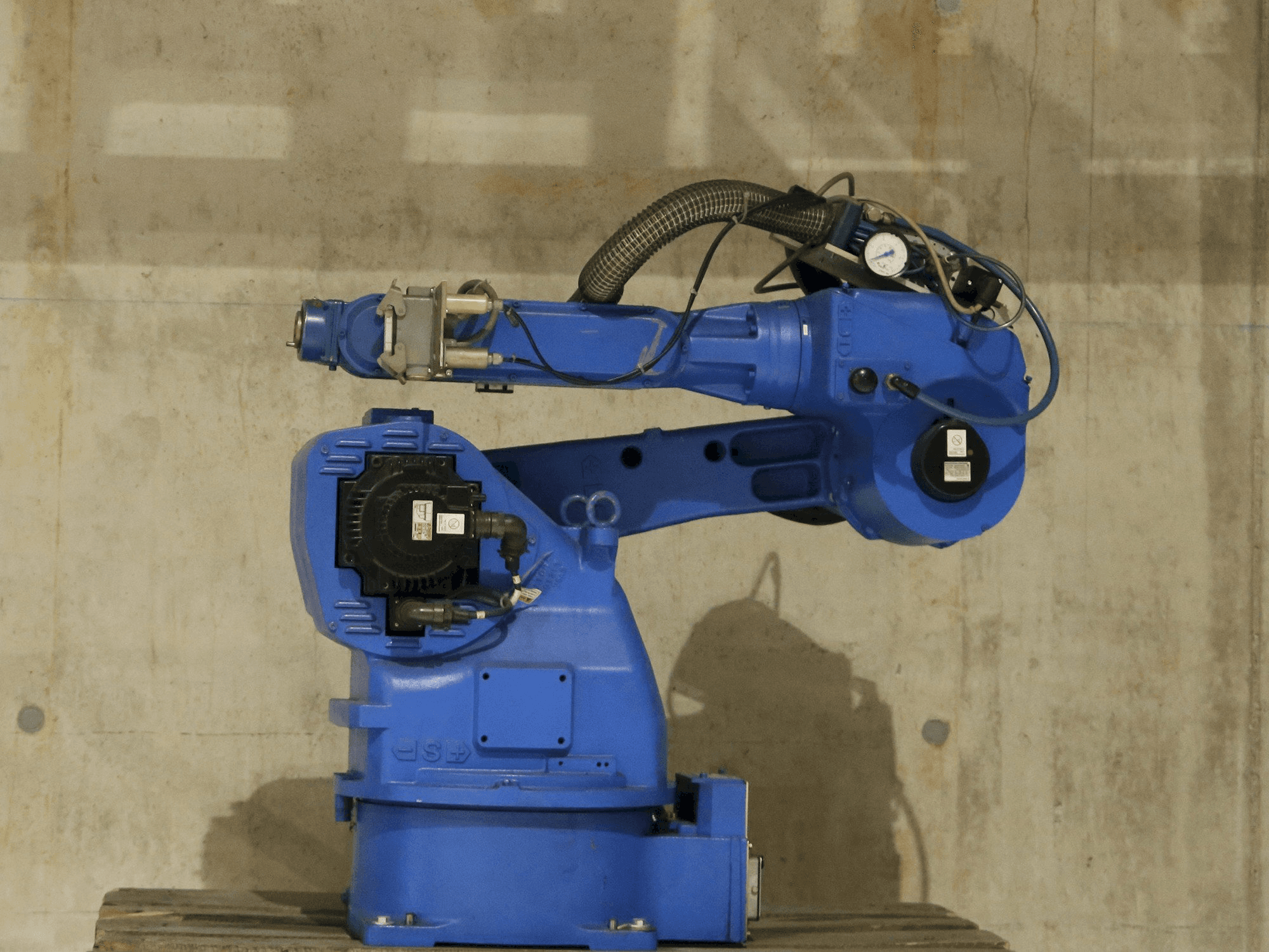 Mašīnas Yaskawa Motoman UP20 skats no kreisās puses