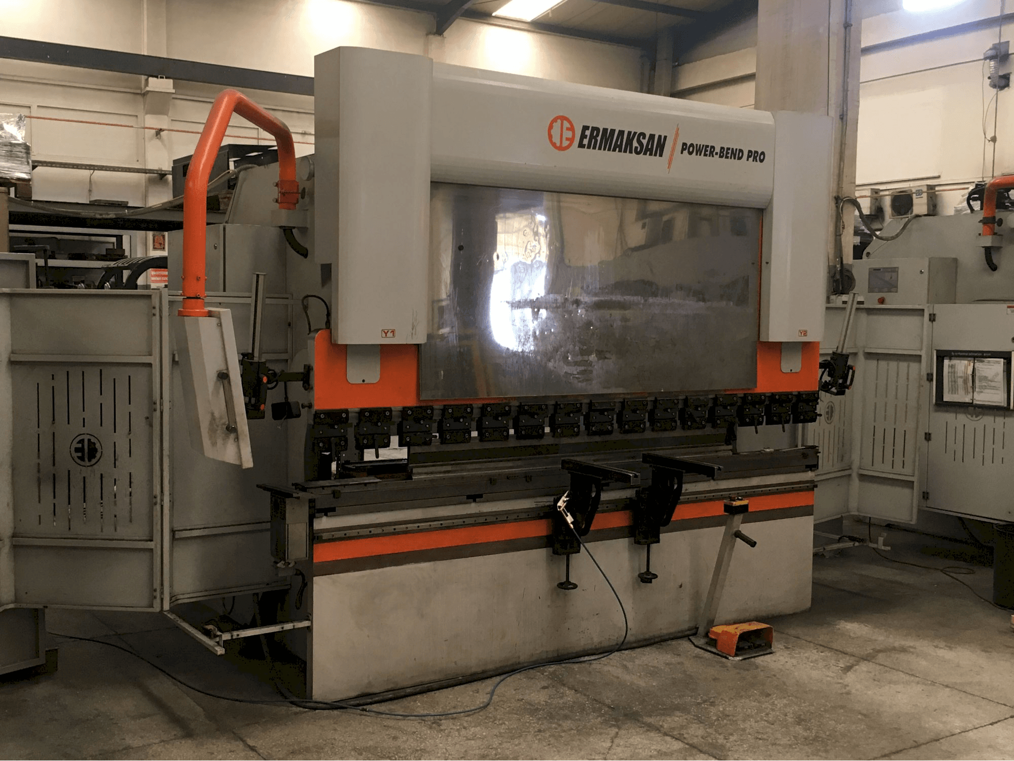 Mašīnas ERMAKSAN POWER-BEND PRO 3100x135 skats no kreisās puses