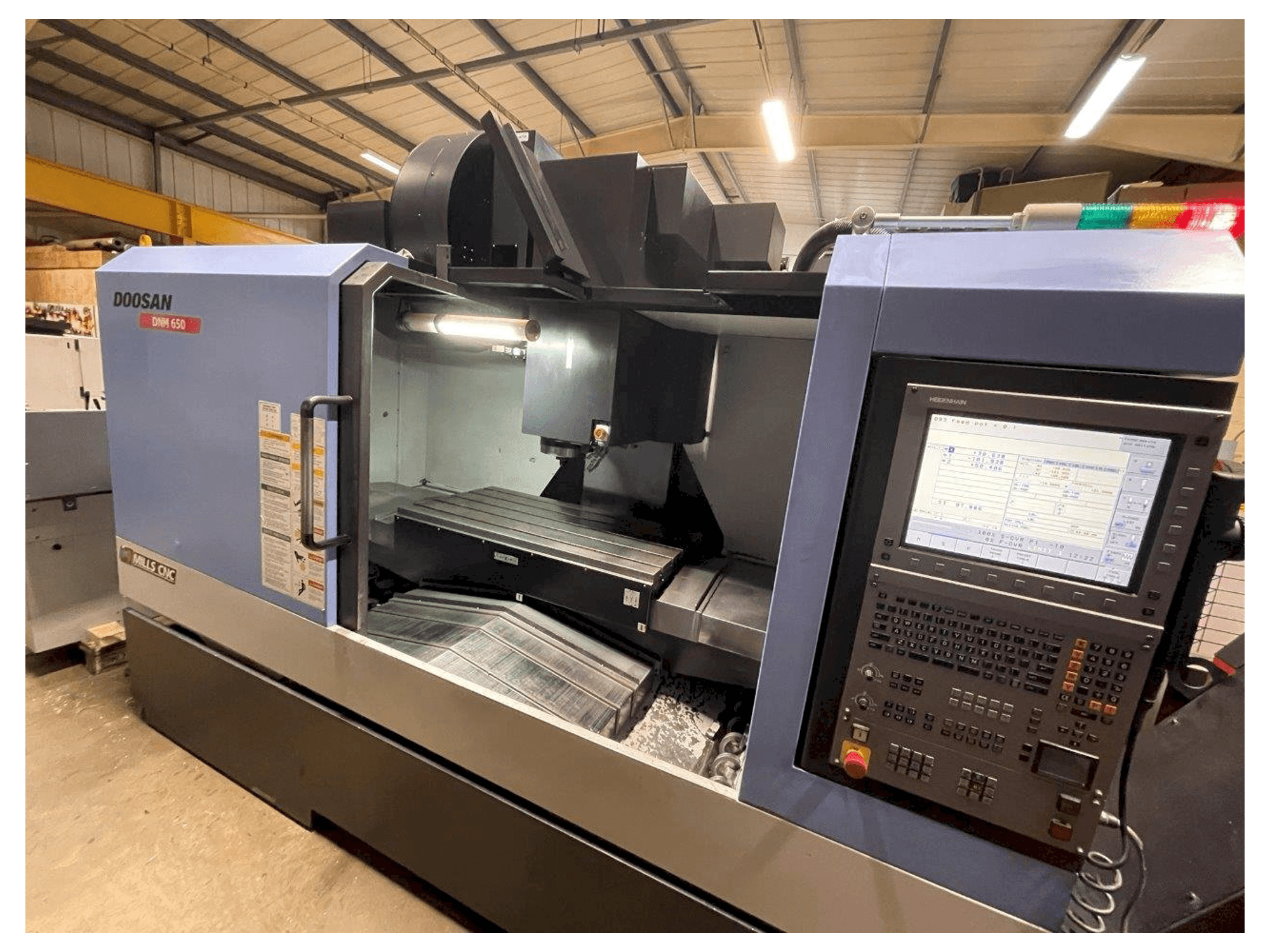 Mašīnas Doosan DNM650 pretskats