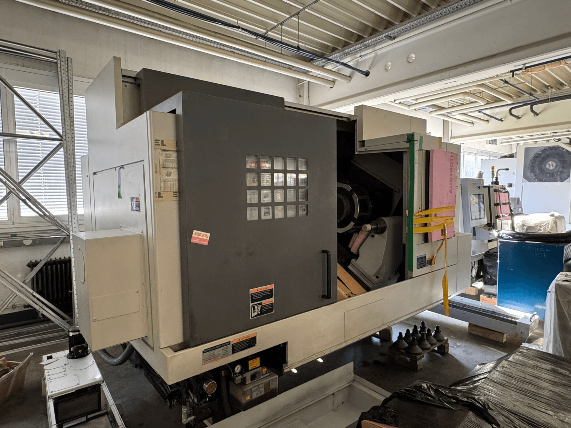 MORI SEIKI NL 3000 MC/700 horizontālā virpošanas mašīna, skats no priekšpuses ar vadības paneli, uzglabāšanas zonu un aizsargapvalku.