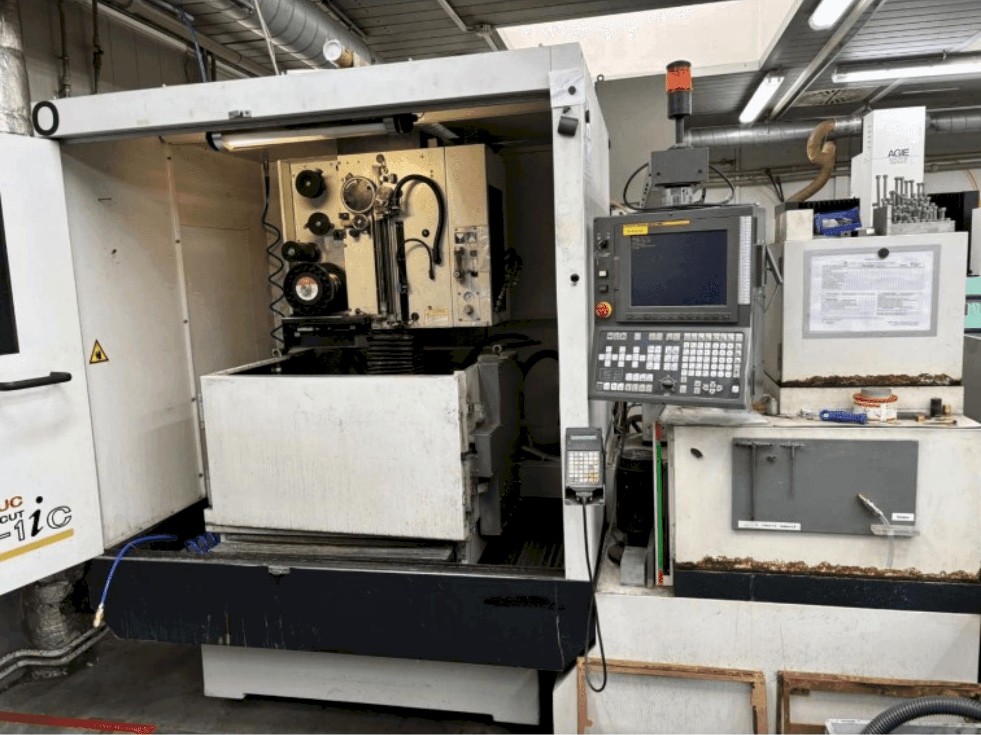 Mašīnas FANUC ROBOCUT alpha-1iC pretskats