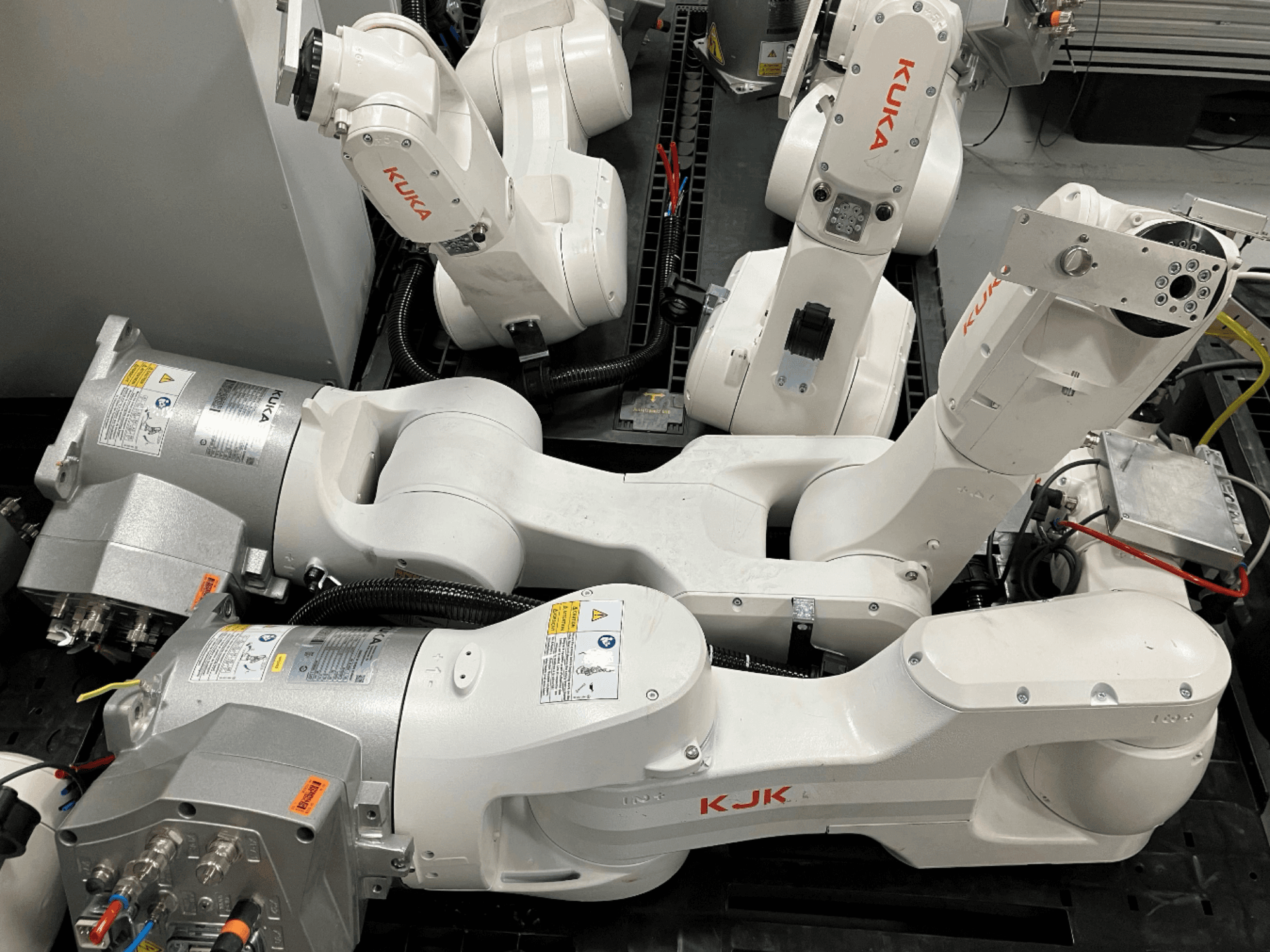 KUKA KR 10 R900 CR robota roka no sānu skata, kurā redzama locītavas struktūra, motori un elektroinstalācijas detaļas.