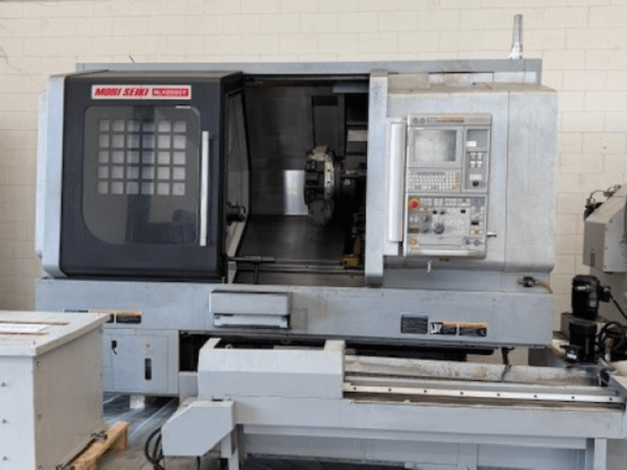 MORI SEIKI NLX 2500Y horizontālās virpošanas iekārta, skats no priekšpuses, vadības panelis un darba zona.
