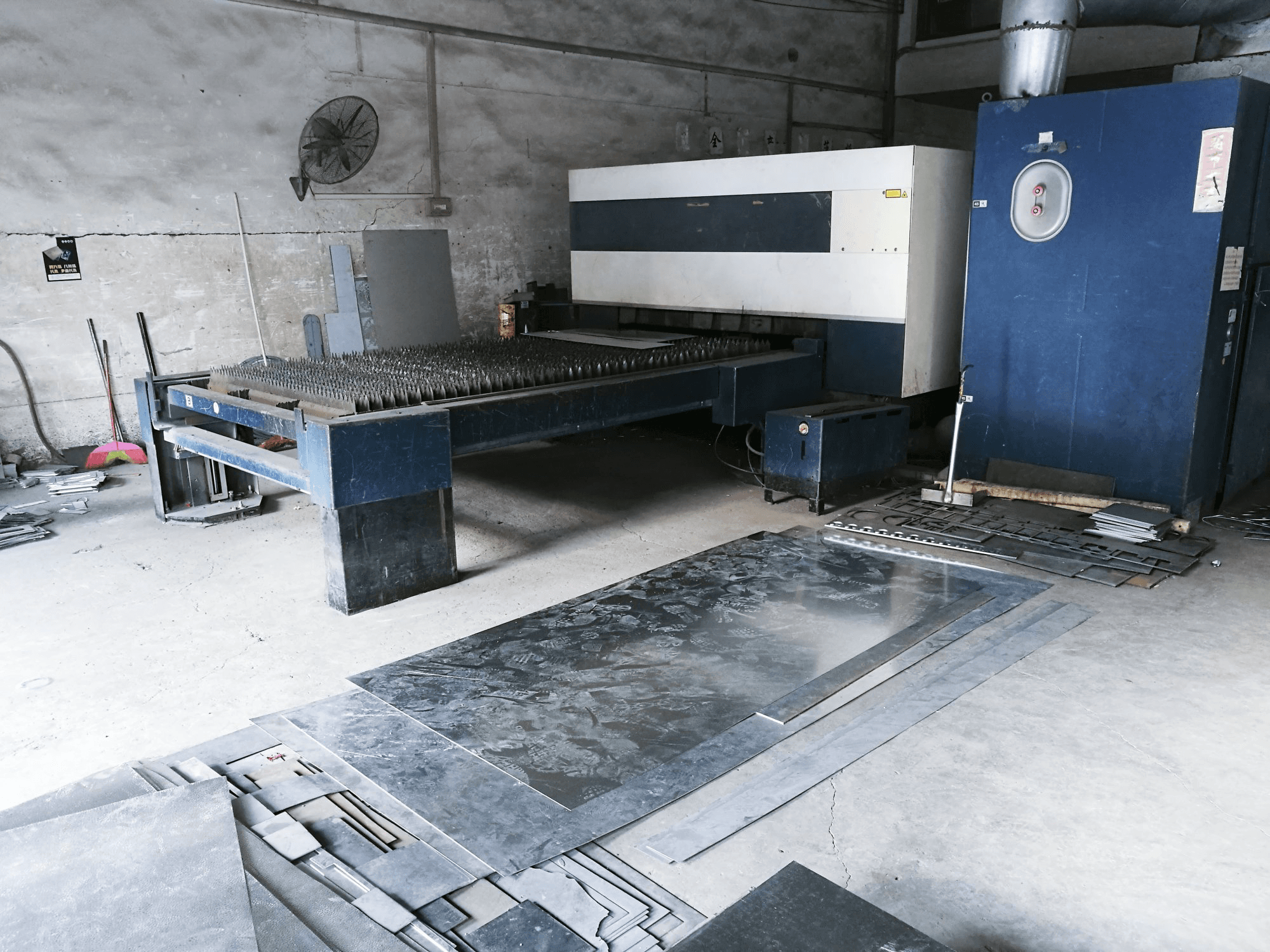 Mašīnas Trumpf TruLaser 3030 skats no labās puses