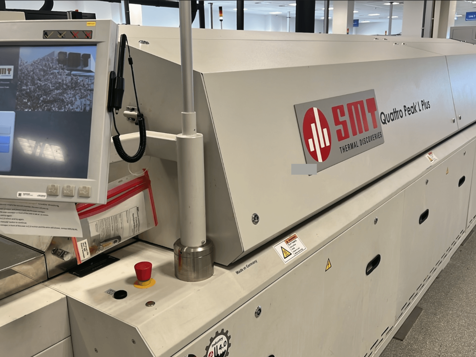 SMT Quattro Peak L Plus darbgalds, priekšējais skats, ar skaidri redzamu vadības paneli, drošības pogām un zīmolu.