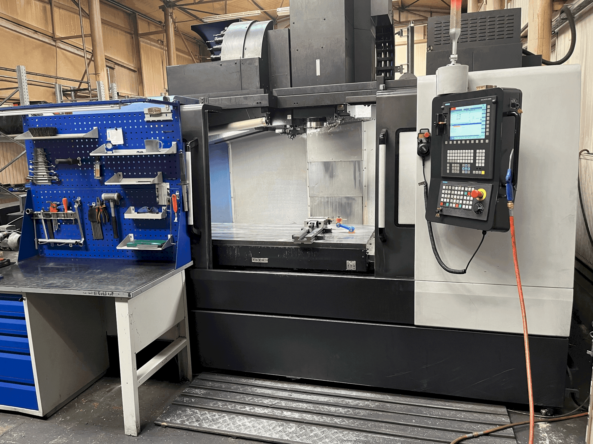 Mašīnas DOOSAN DNM 6700 pretskats