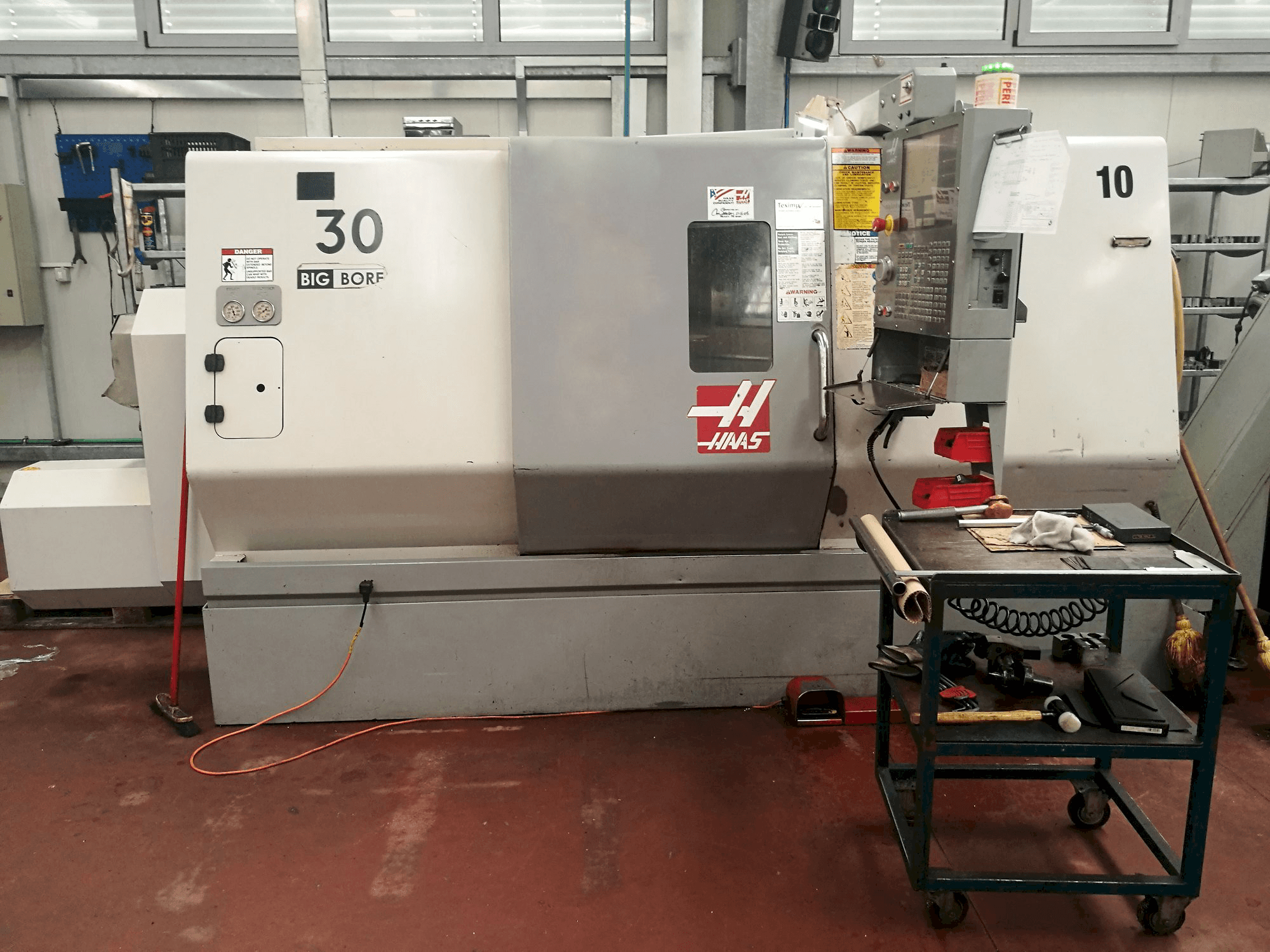 Mašīnas HAAS SL-30THBE pretskats