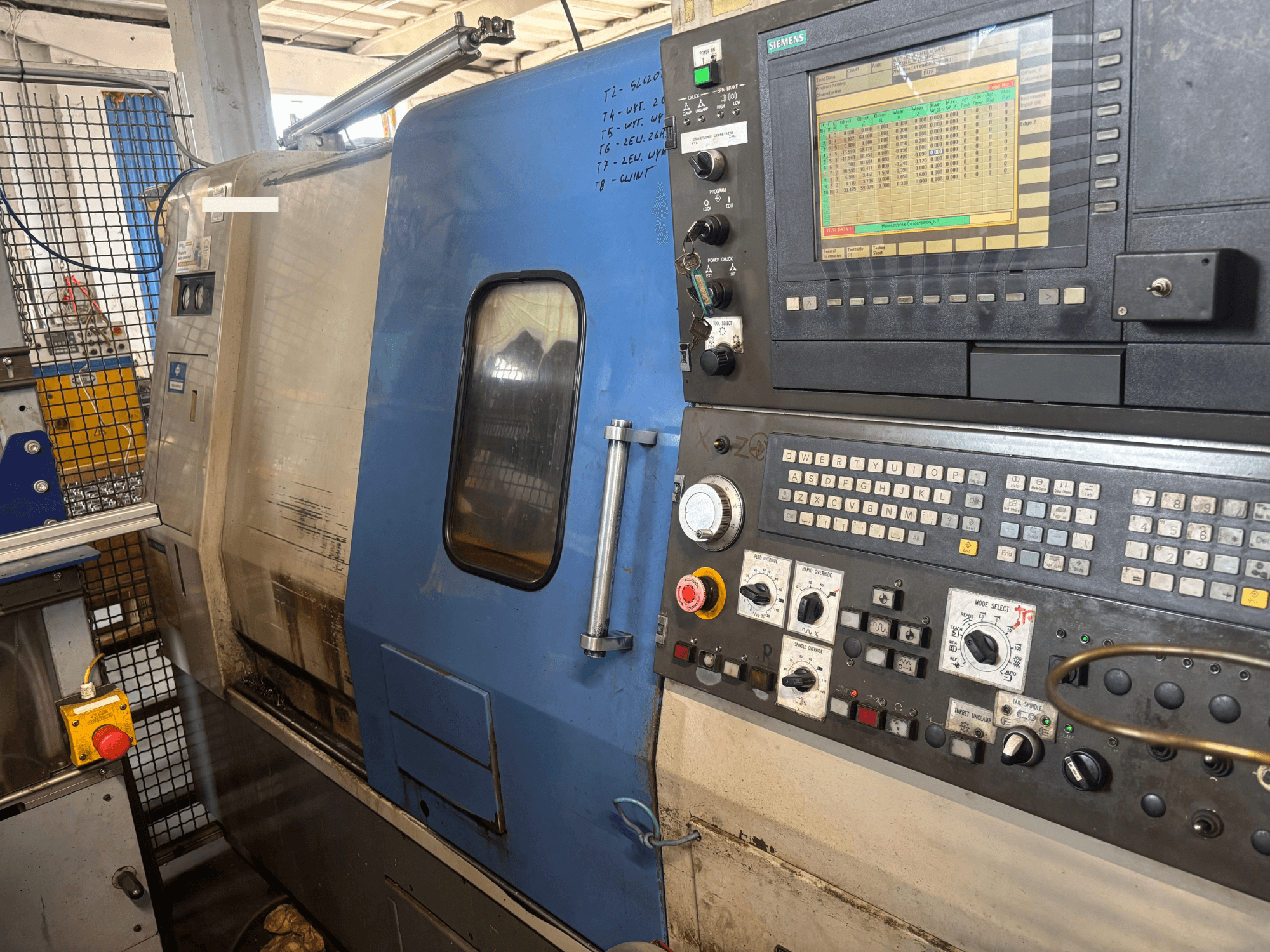 „Hyundai HIT-200C“ horizontālā virpošanas mašīna, skats no priekšpuses, ar „Siemens“ vadības paneli un darbības pogām.