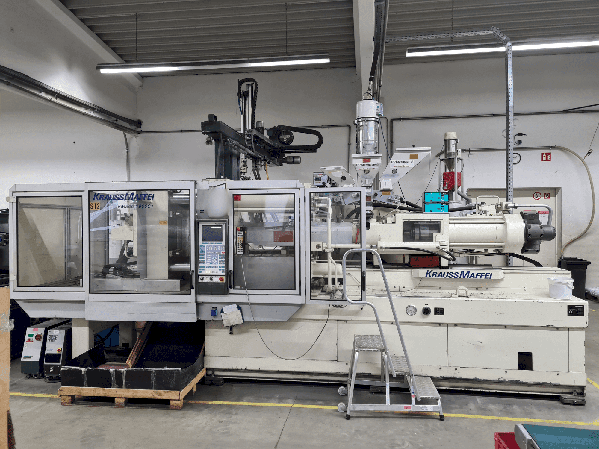 Mašīnas Krauss Maffei 300-1900 C1 pretskats