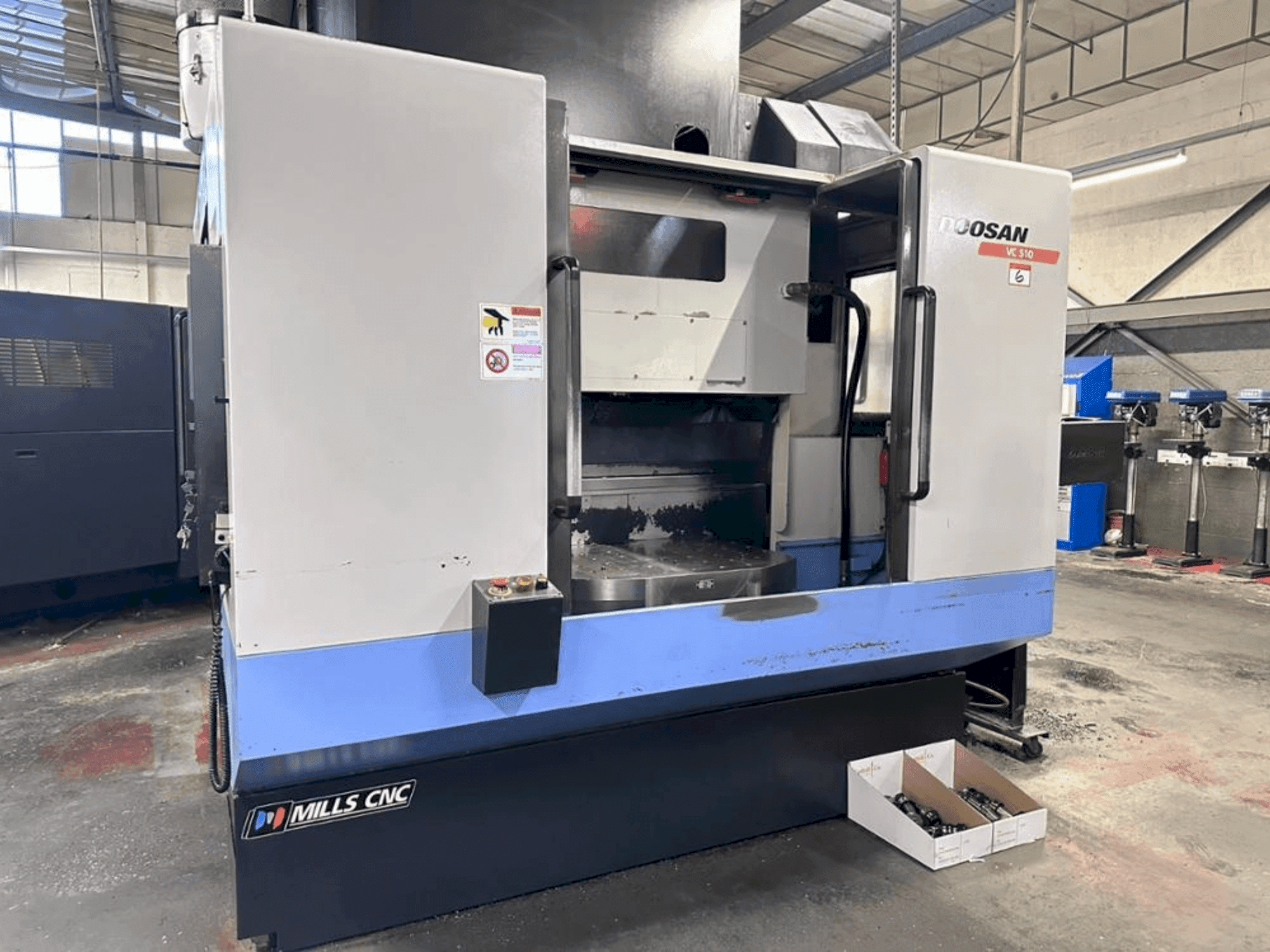 Mašīnas DOOSAN VC 510 pretskats