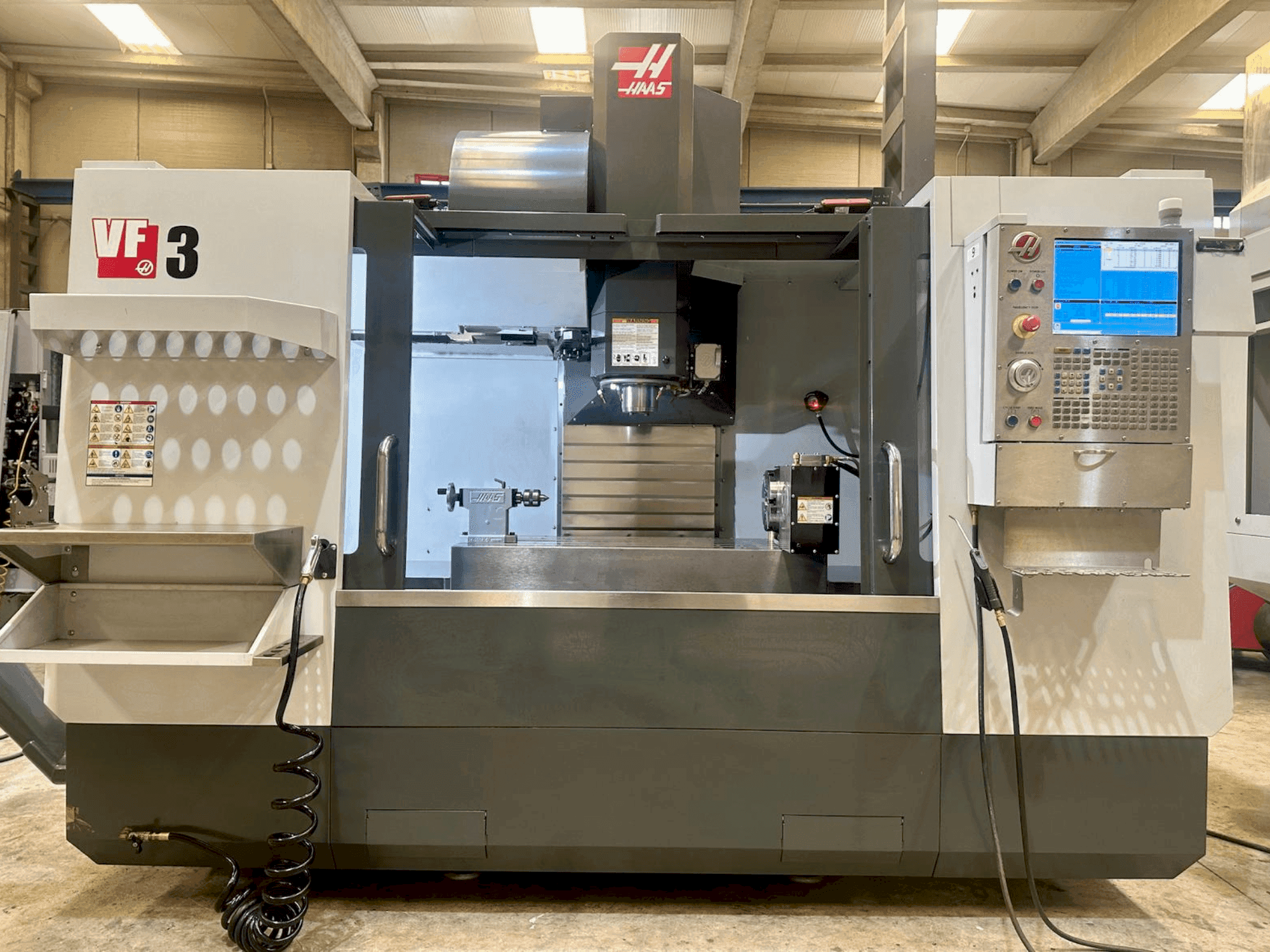 Mašīnas HAAS VF-3 pretskats
