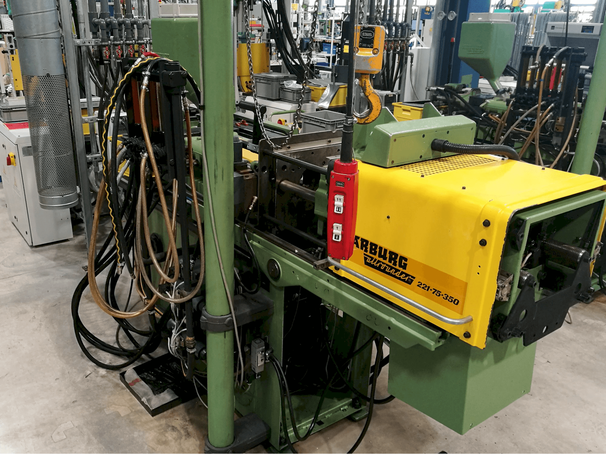 Mašīnas Arburg Allrounder 221-75-350 skats no labās puses