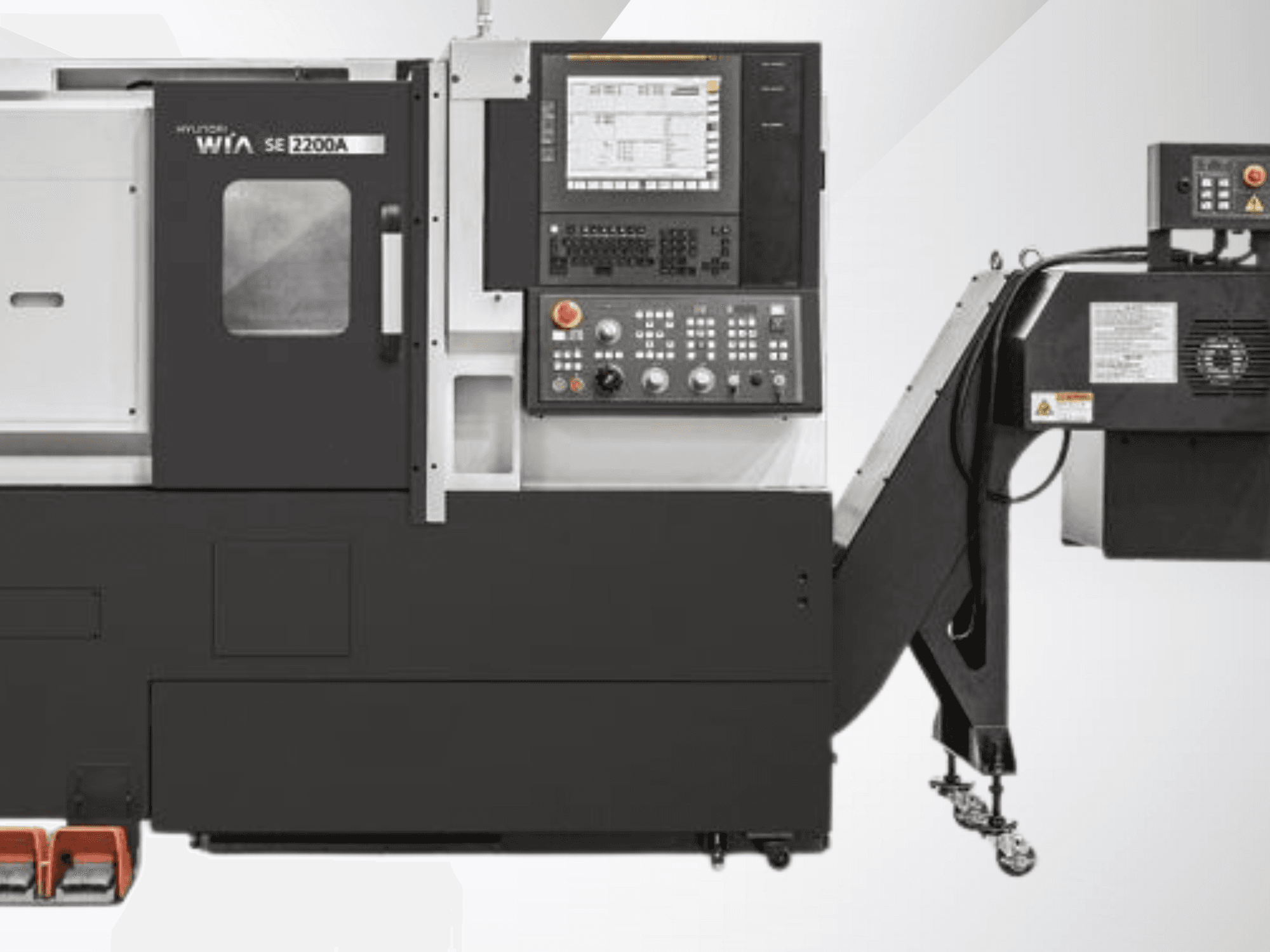Hyundai WIA SE 2200A CNC virpa, skats no priekšpuses, ar vadības paneli un vārpstas motoru, paredzēta precīzai apstrādei.