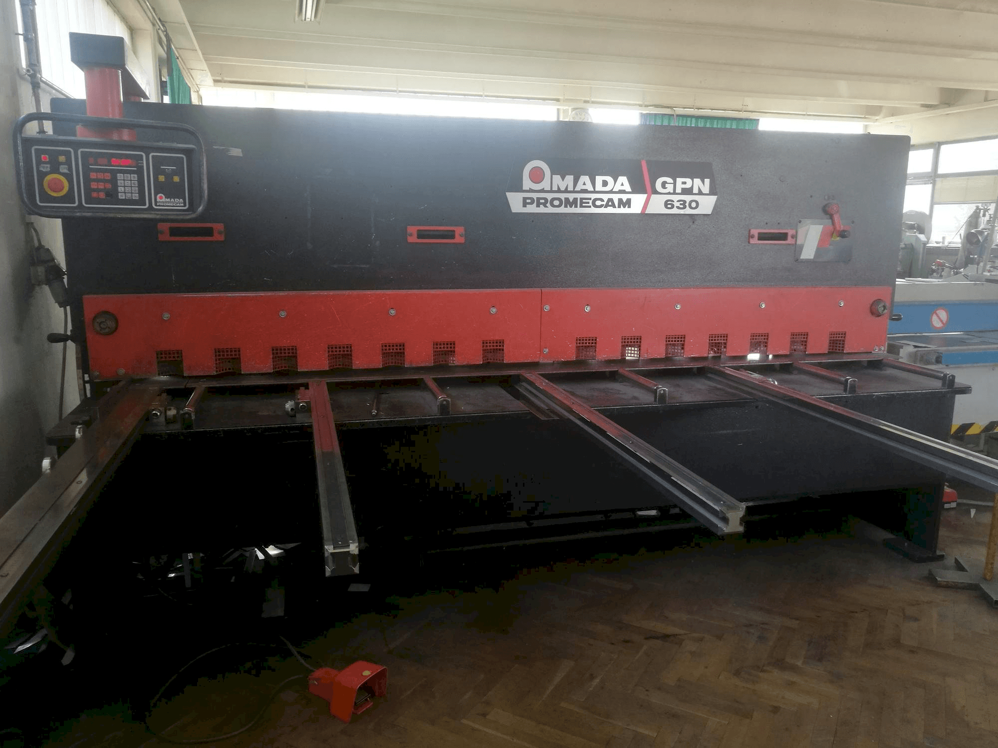 Mašīnas AMADA Promecam GPN 630 pretskats