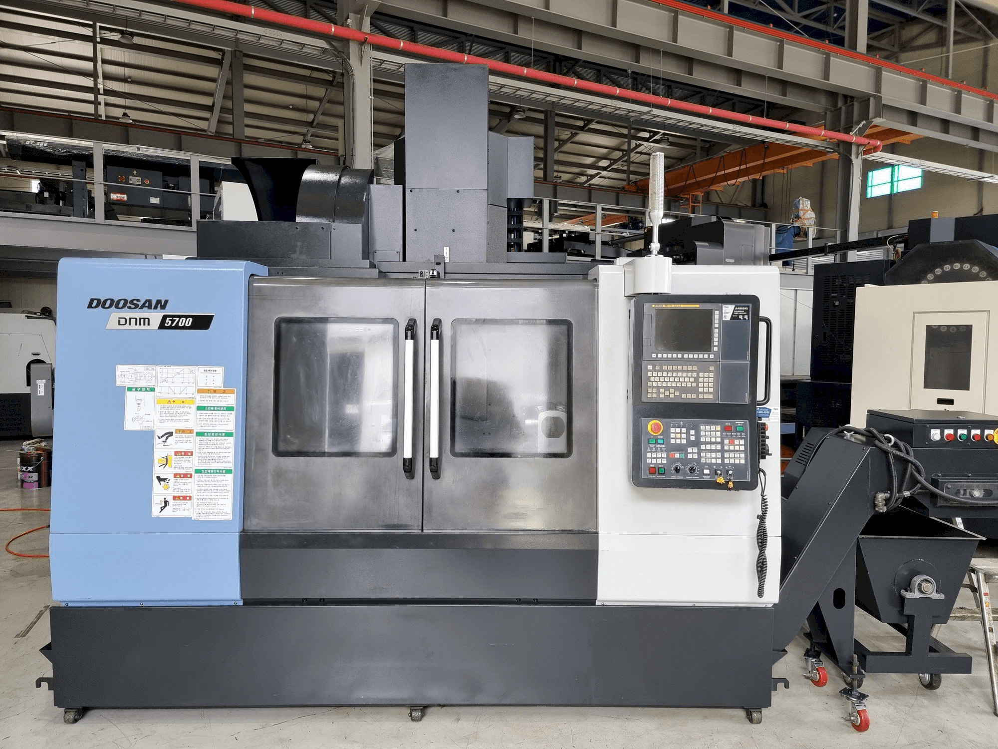 Mašīnas Doosan DNM 5700 pretskats