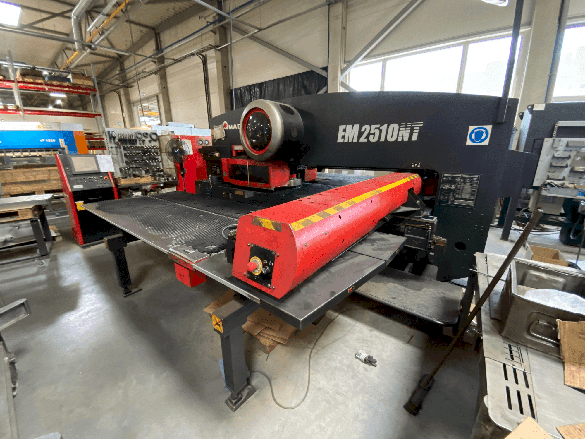 Mašīnas AMADA EM2510NT pretskats