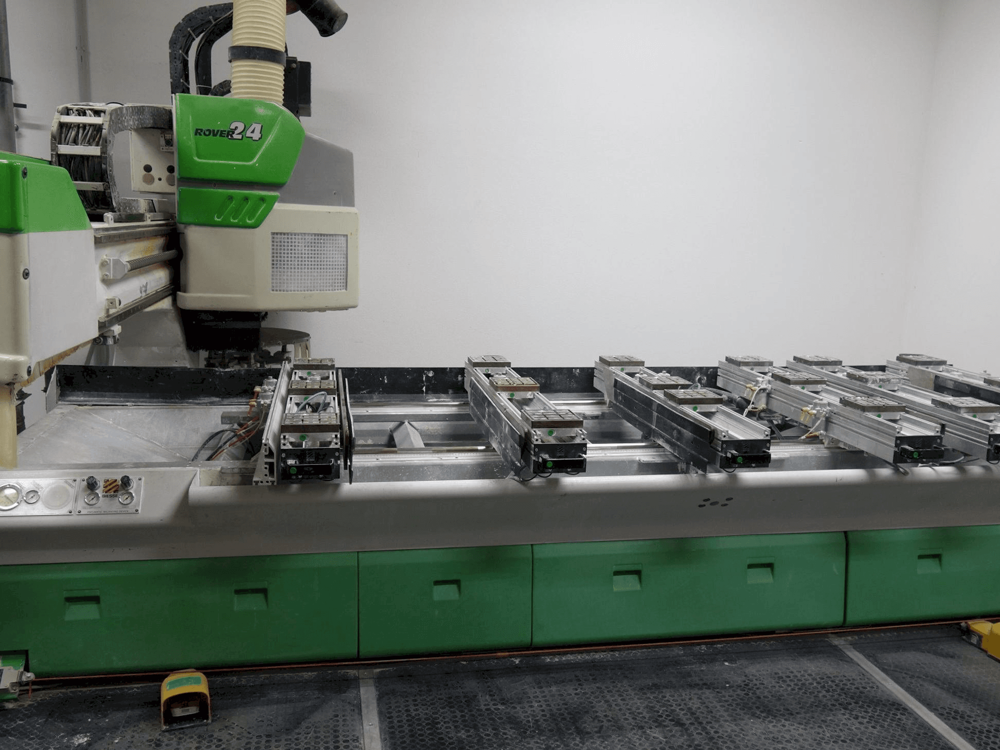 Mašīnas BIESSE Rover 24 S pretskats