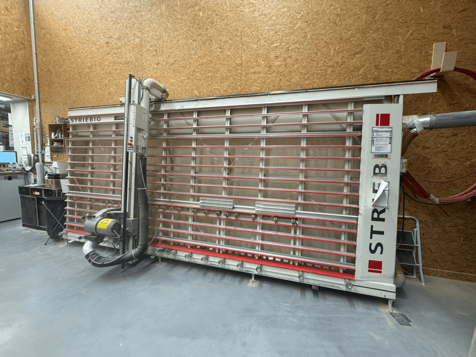 STRIEBIG kontūrzāģis ar lielu vertikālu asmeni, sānu skats, kurā redzams putekļu nosūcējs un vadības panelis. Ideāli piemērots kokapstrādei.