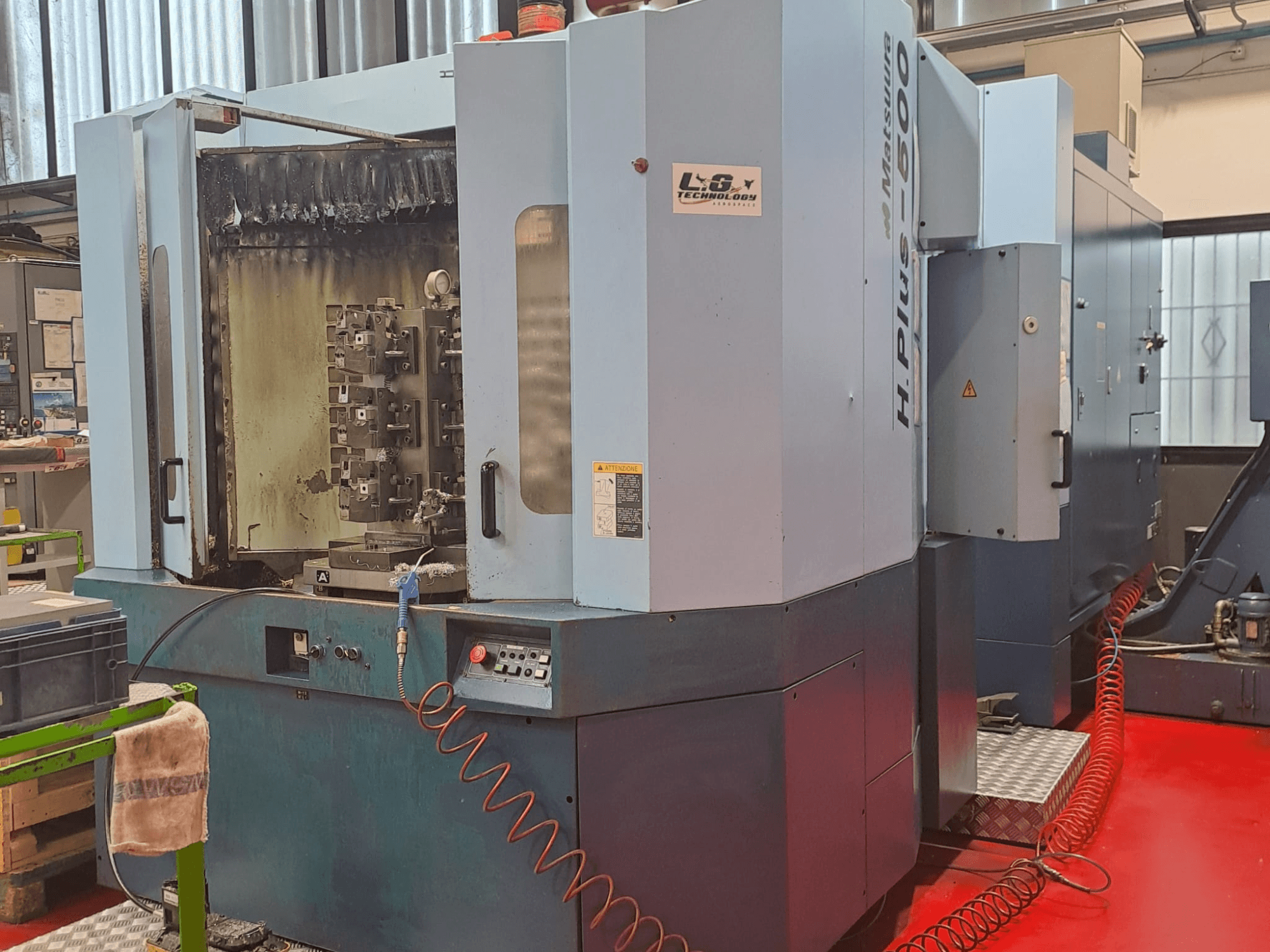 Matsuura H.PLUS-500 horizontālais apstrādes centrs, skats no sāniem, redzamas vadības ierīces un vārpsta ar redzamām nolietojuma pazīmēm.