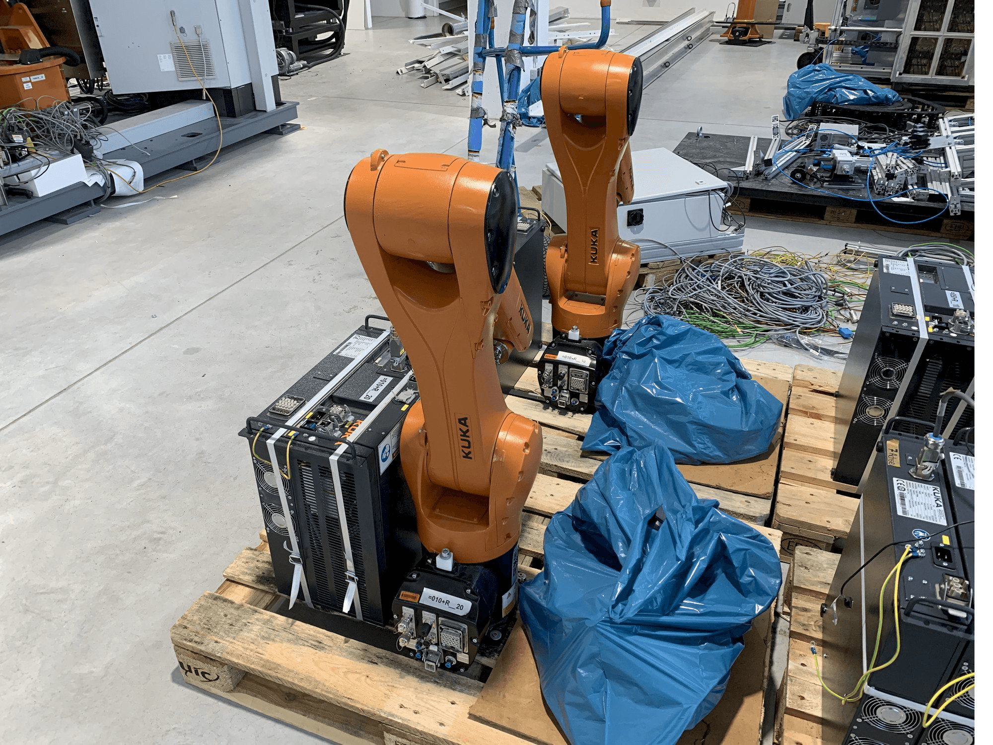 Mašīnas KUKA KR10 R1100 with KR C4 COMPACT Controller pretskats