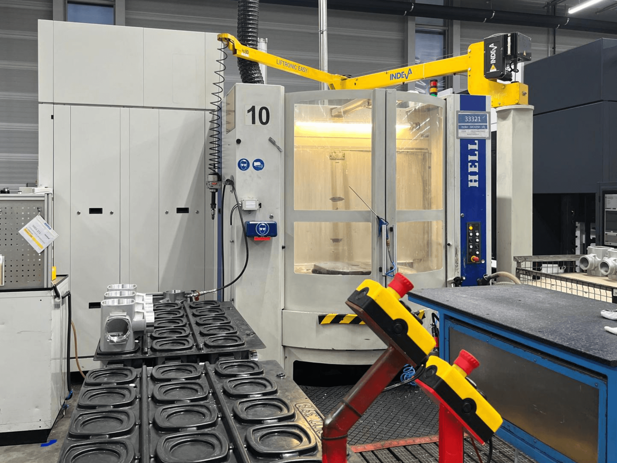 HELLER MCH 250 horizontālais apstrādes centrs priekšpusē, ar alumīnija detaļām un vadības pogām, kas redzamas sānos.