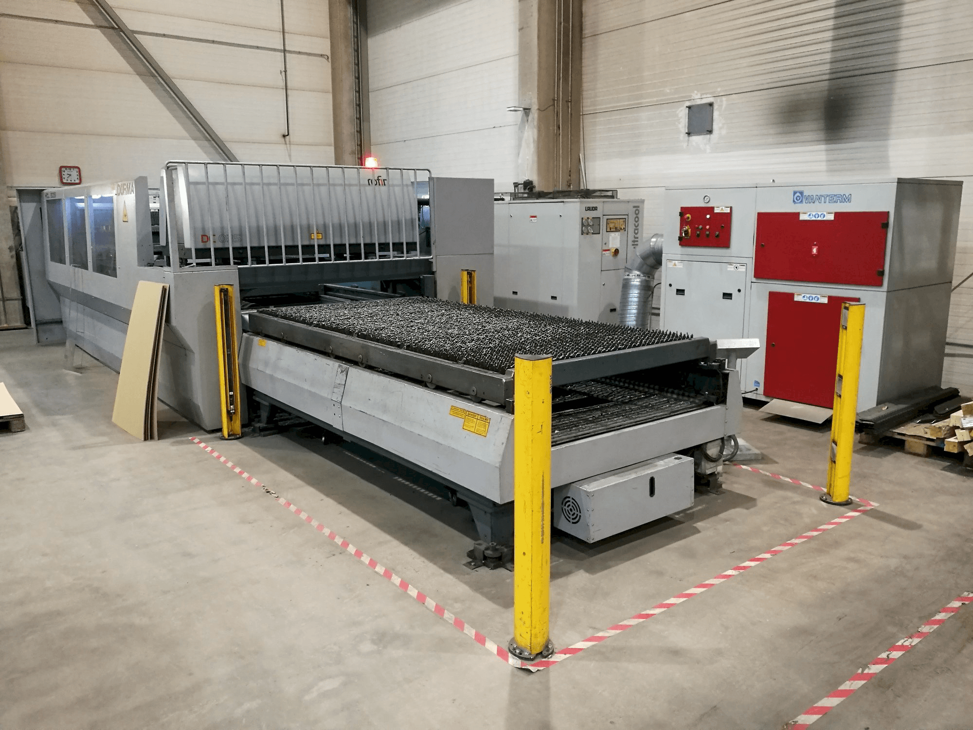 Mašīnas Durma HDL 3015 kreisās malas skats