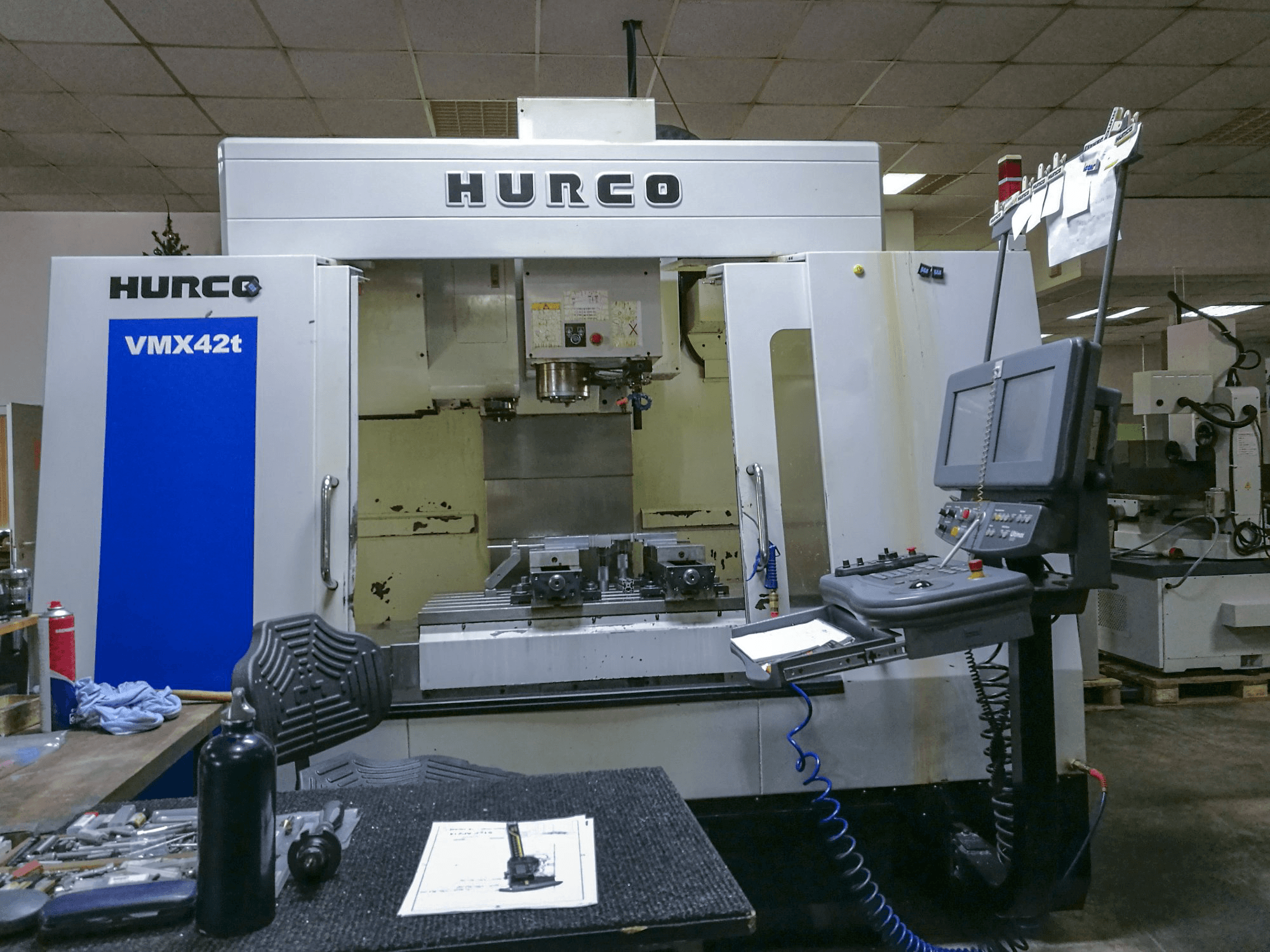 Mašīnas Hurco VMX42T pretskats