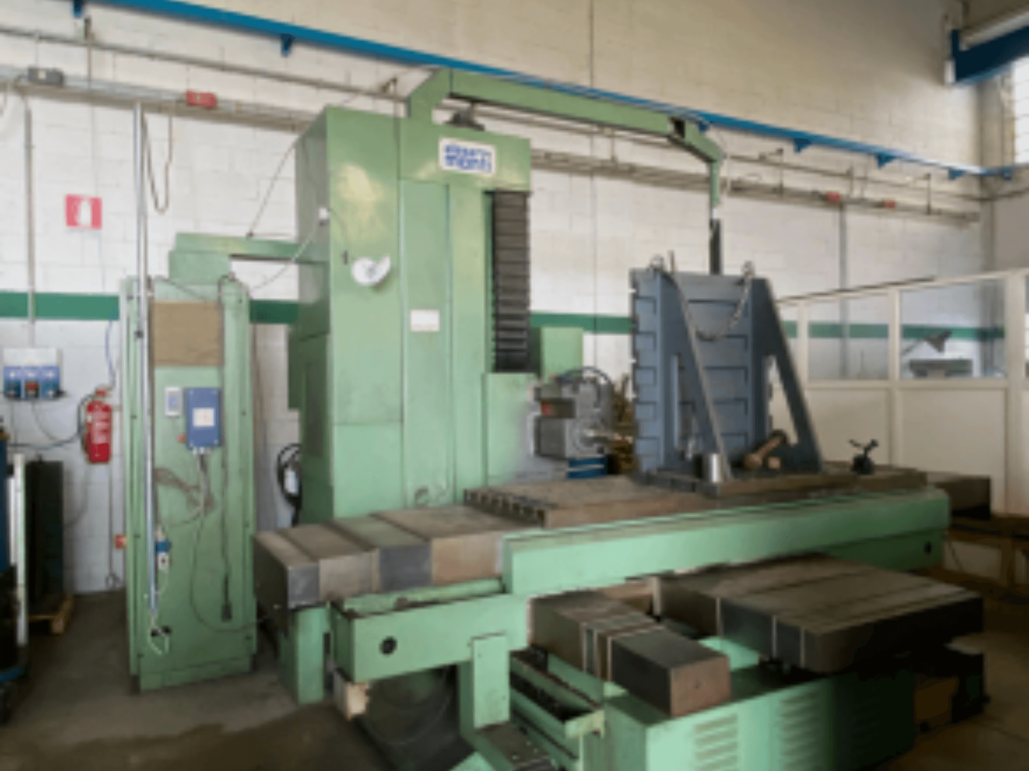 Alesa Monti MAF45 horizontālais apstrādes centrs darbnīcā, sānu skats, kurā redzams vadības panelis un lielais darba galds.