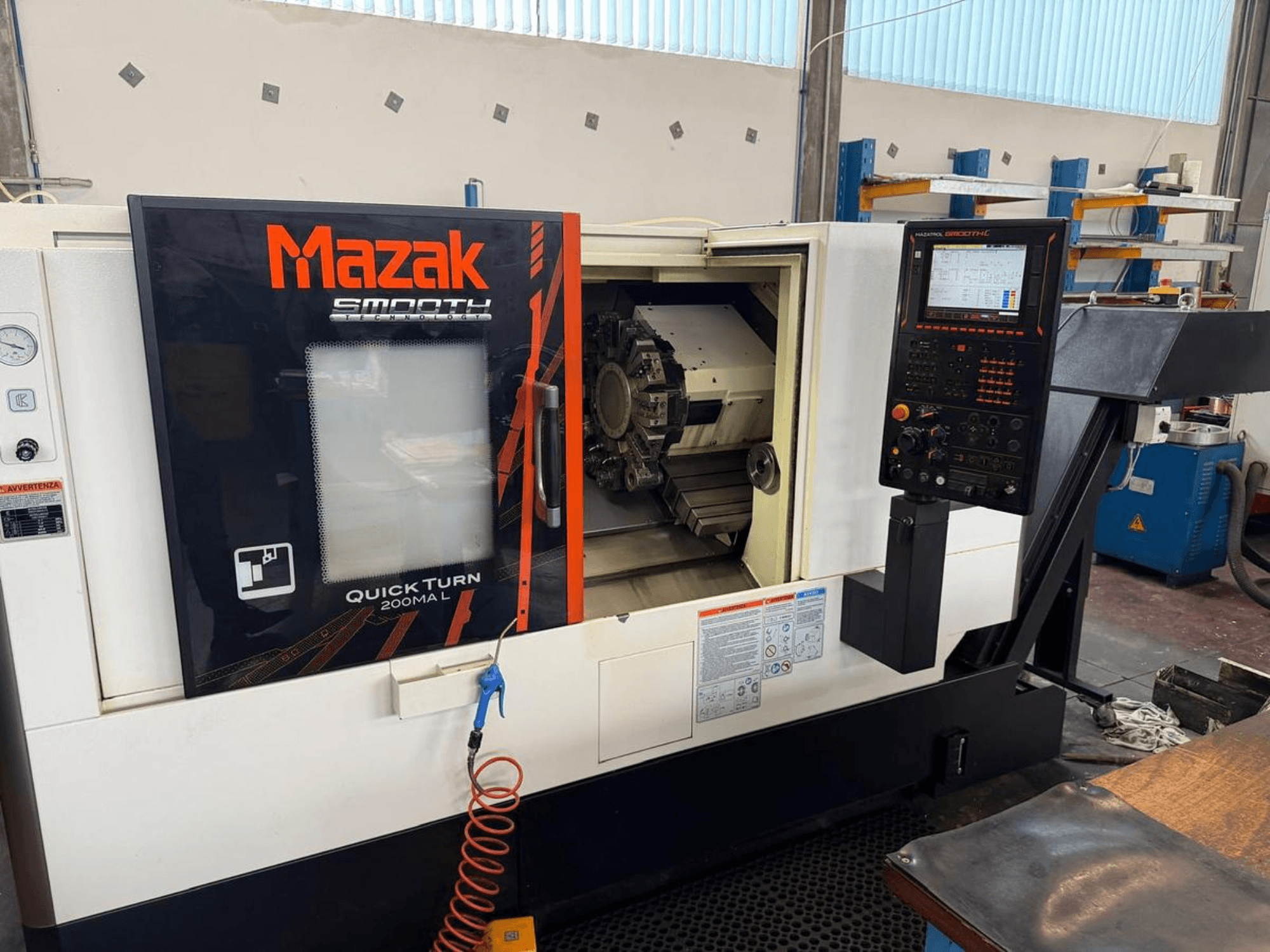 Mazak QUICK TURN 200MA L horizontālās virpošanas iekārta, priekšējais skats, kurā redzams vadības panelis un apstrādes kamera.