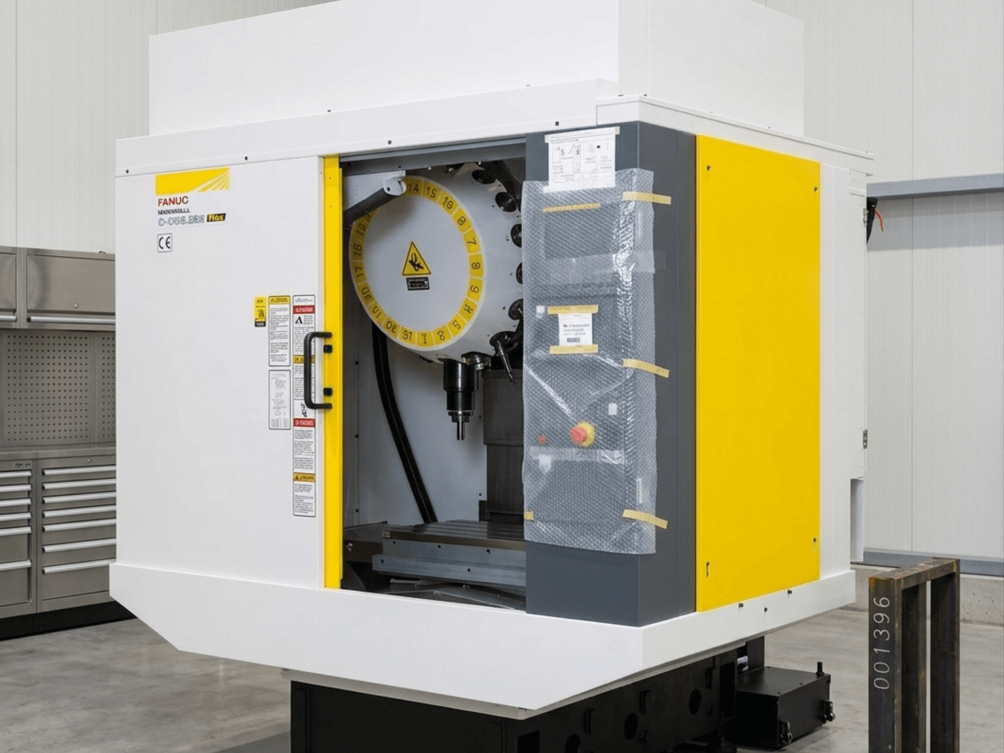 FANUC Robodrill D21MIB 5ADV Plus vertikālais apstrādes centrs, priekšējais skats, kurā redzams vadības panelis un vārpstas zona.