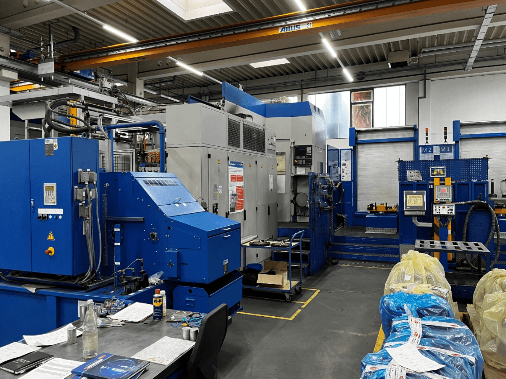 BW MCX750 M1 horizontālais apstrādes centrs, priekšējais skats, kurā redzams vadības panelis un darba zona ar instrumentiem un materiāliem.