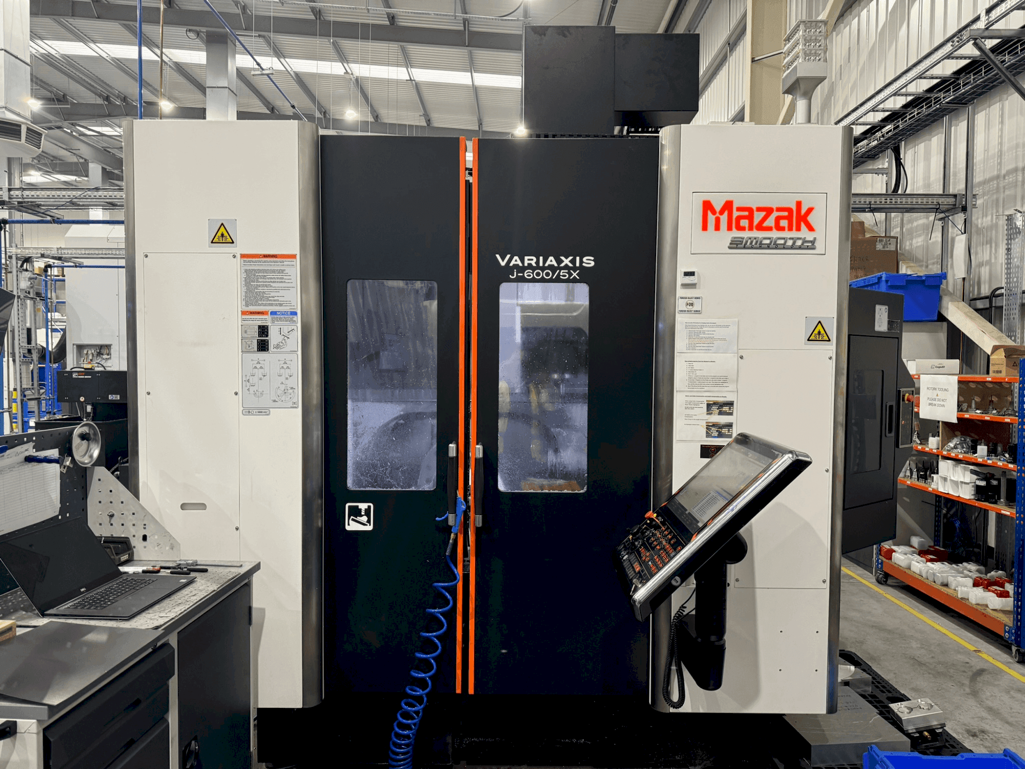 Mašīnas Mazak Variaxis J-600 pretskats