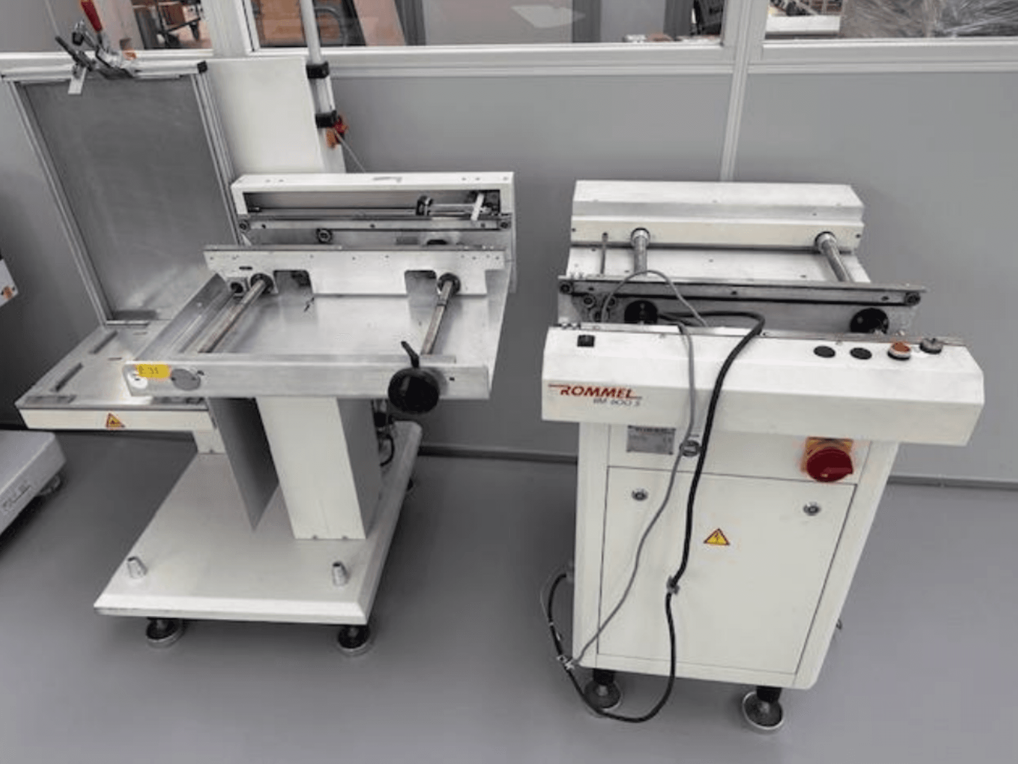 Rommel HM 5033 marķēšanas iekārta, skats no priekšpuses; vadības panelis, veltņi un nerūsējošā tērauda virsmas.