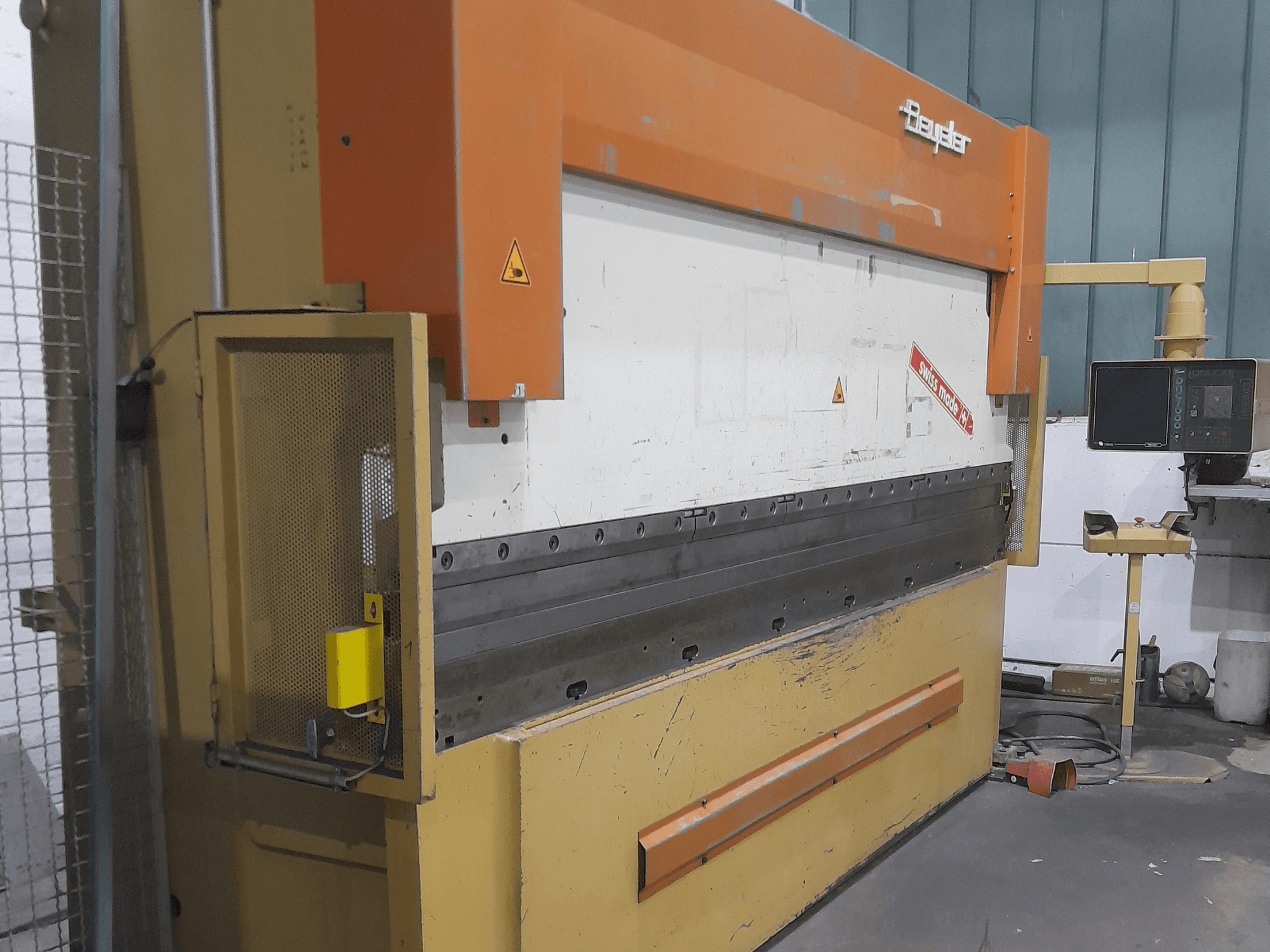BEYELER RT125x3600 preses bremze sānu skatā, ar vadības paneli un drošības aizsargu, ideāli piemērota metāla lieces darbiem.