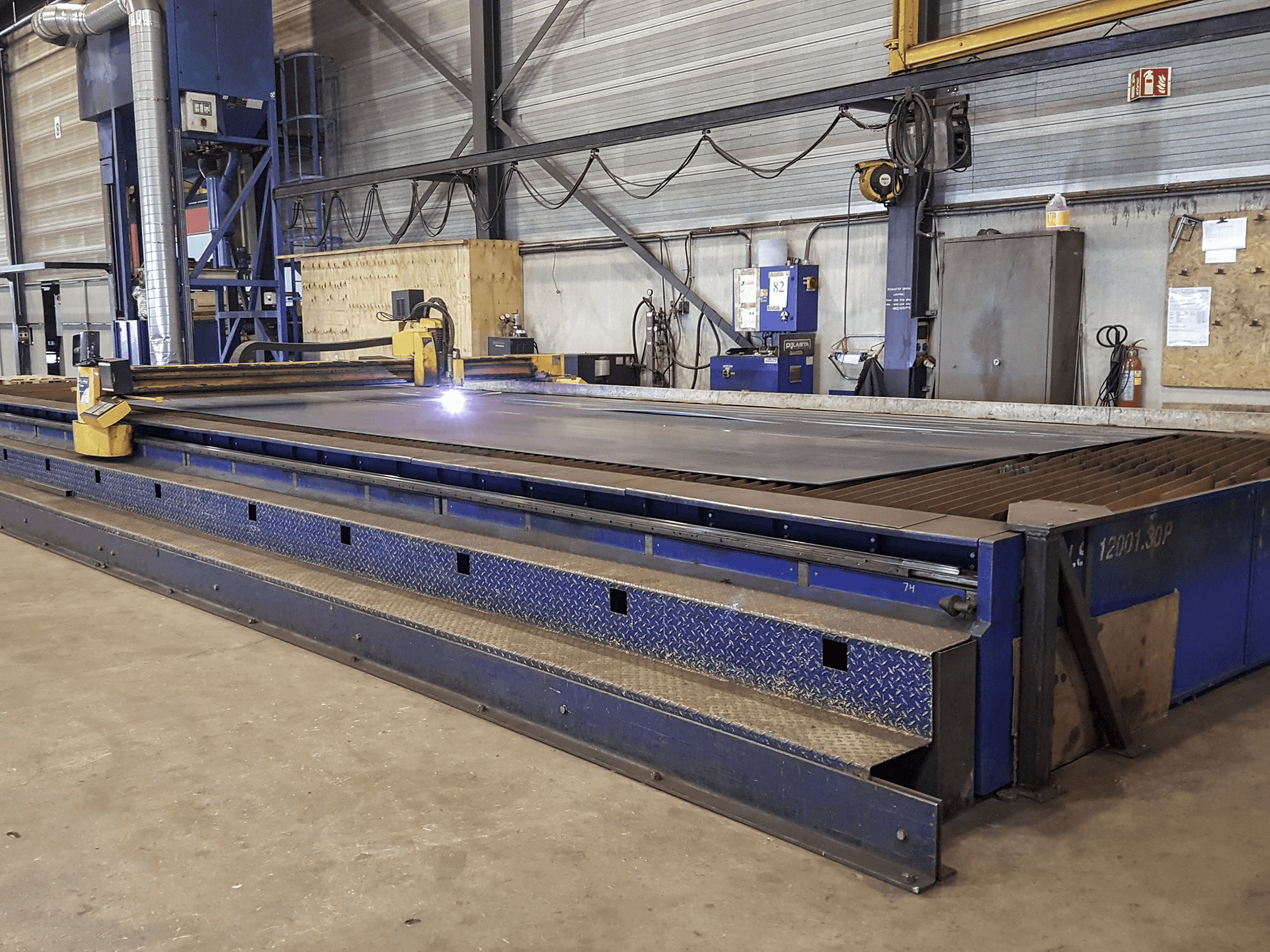 Mašīnas MicroStep PLS 12001.30 P skats no labās puses