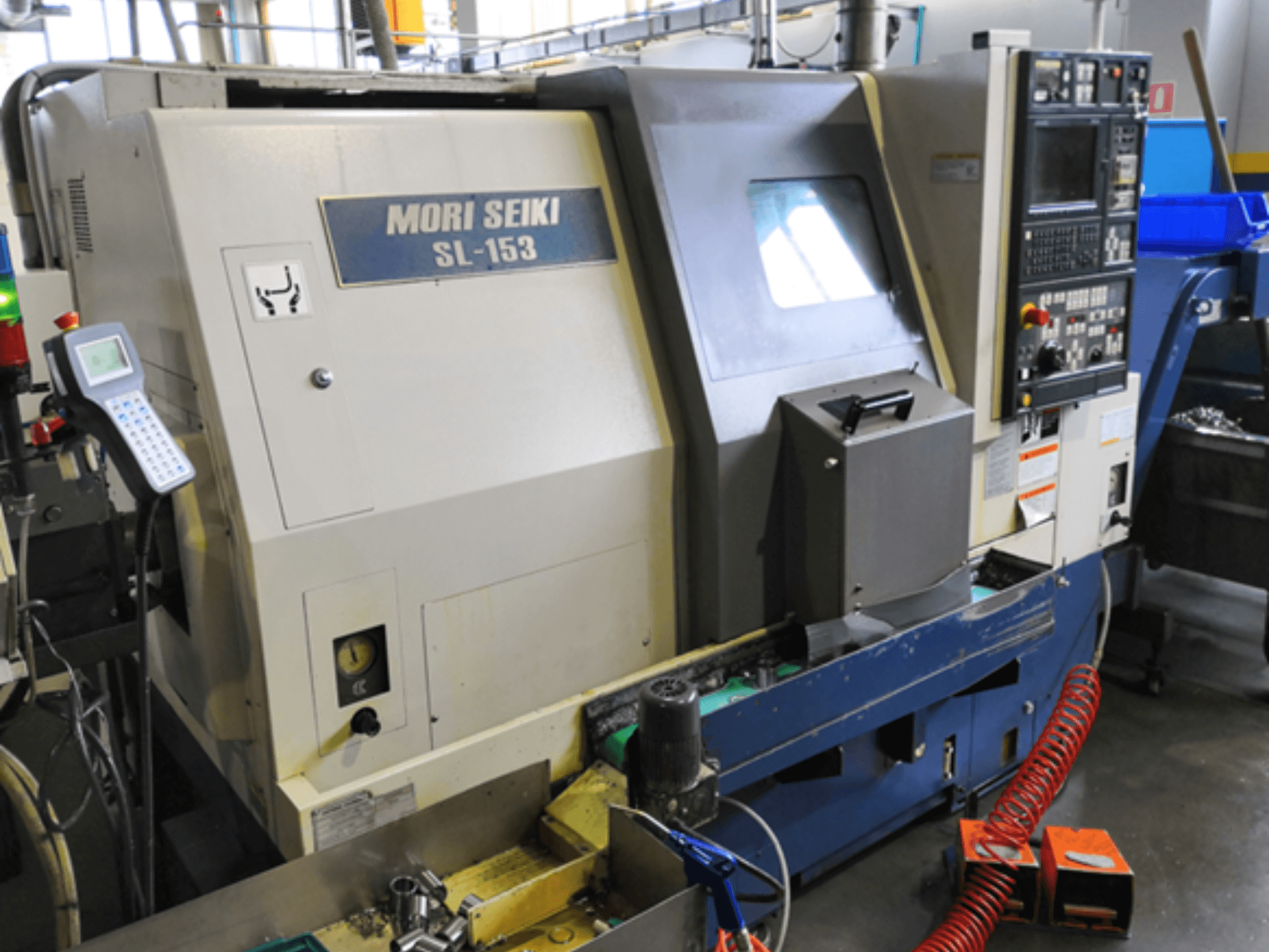 MORI SEIKI SL-153 SMC horizontālās virpošanas iekārta, priekšējais skats, vadības panelis un vadības funkcijas.