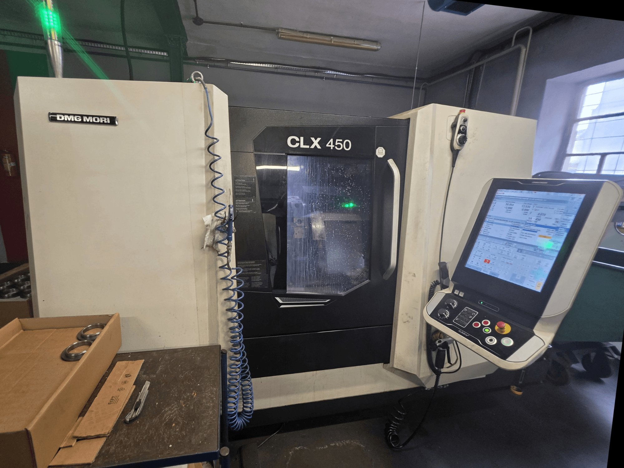 DMG MORI CLX 450 V3 horizontālās virpošanas mašīnas priekšskats, kurā redzams vadības panelis, dzesēšanas sistēma un darba zona.