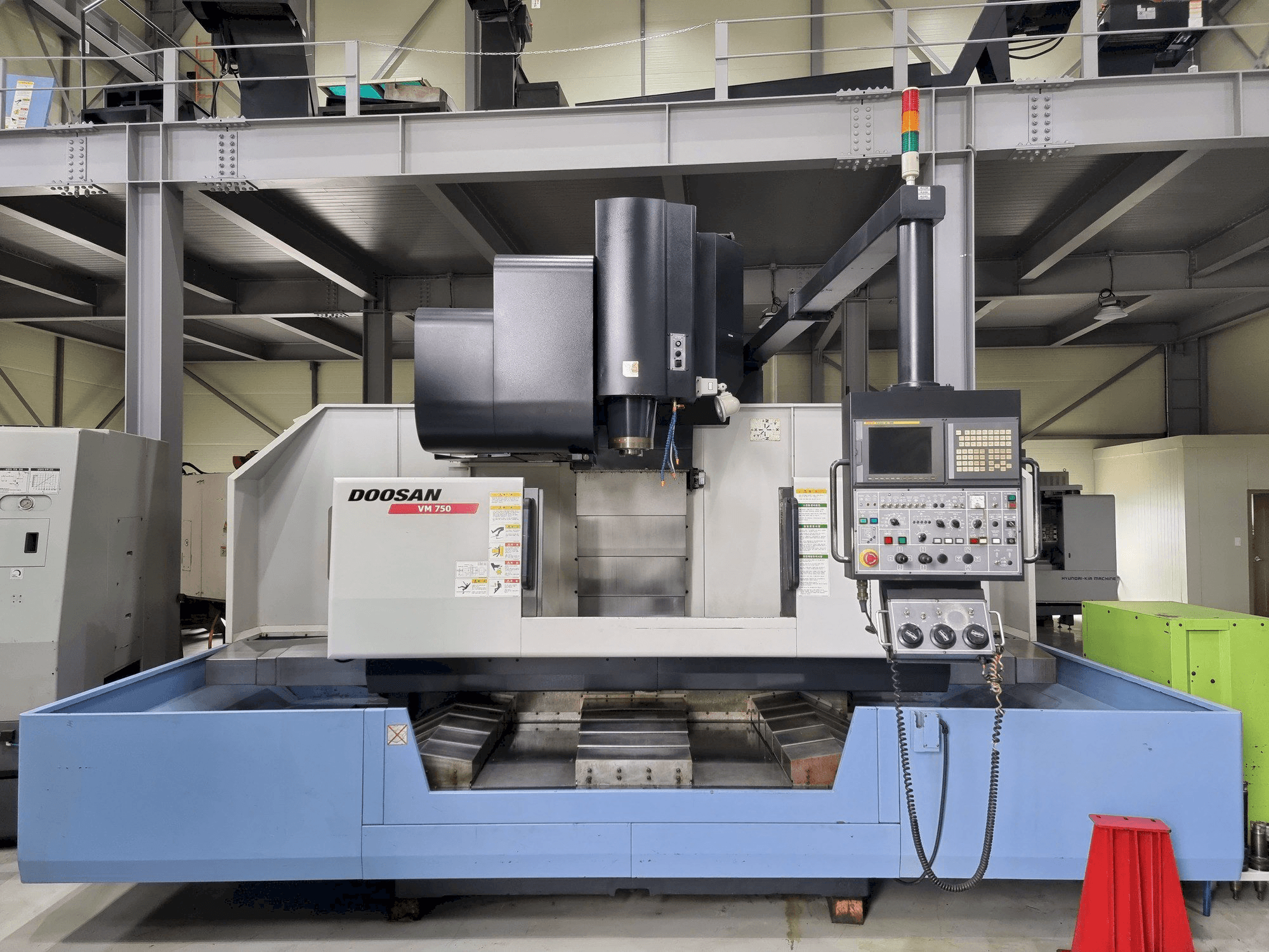 Mašīnas Doosan VM750 pretskats