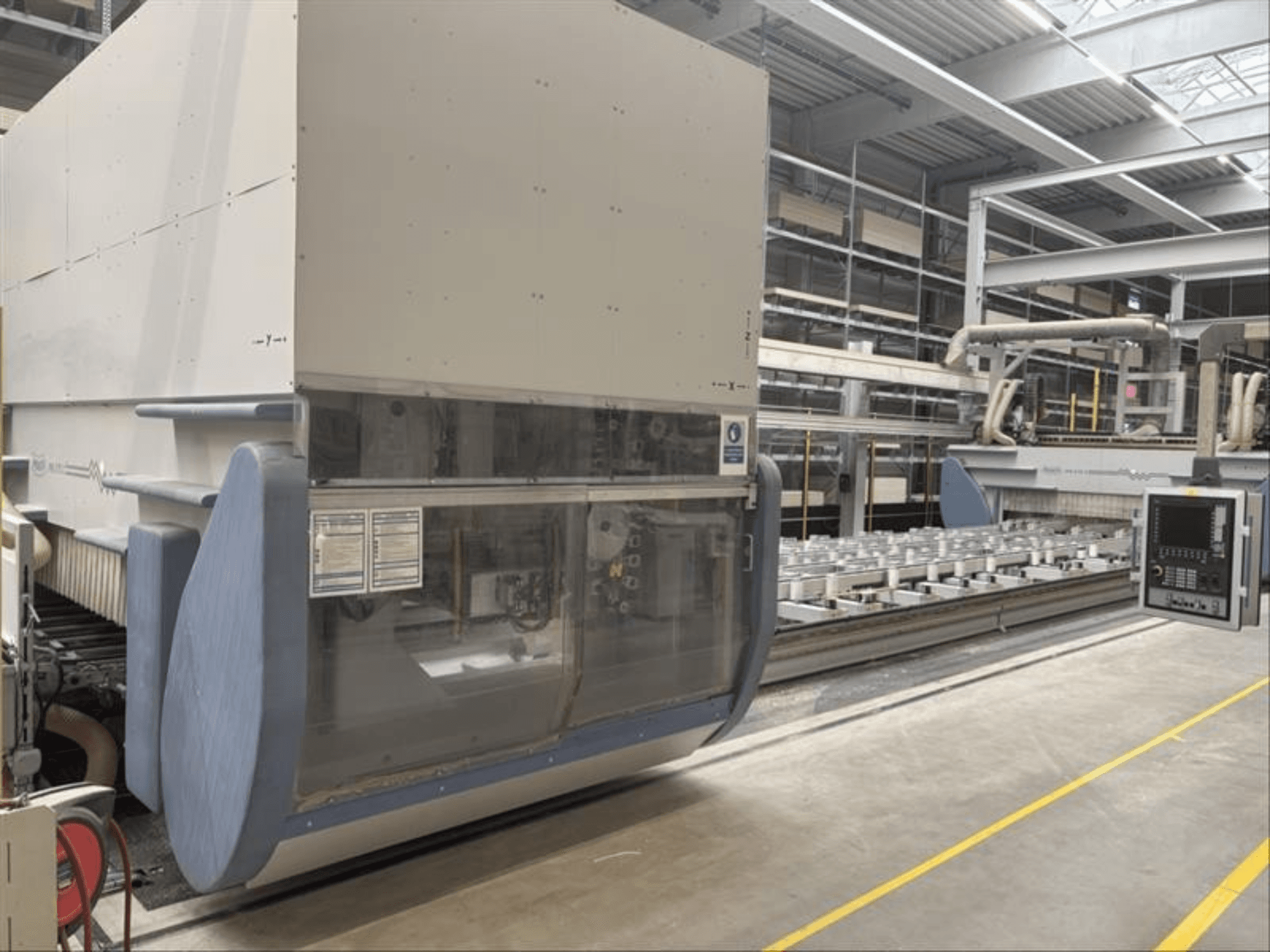 CNC apstrādes centrs MAKA PM 270 X, priekšējais skats, kurā redzams vadības panelis un iekārtas detaļas rūpnīcā.