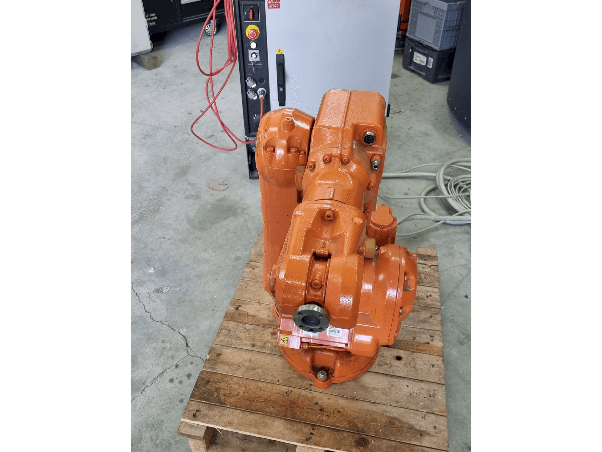 Mašīnas ABB IRB140 - IRC5 pretskats