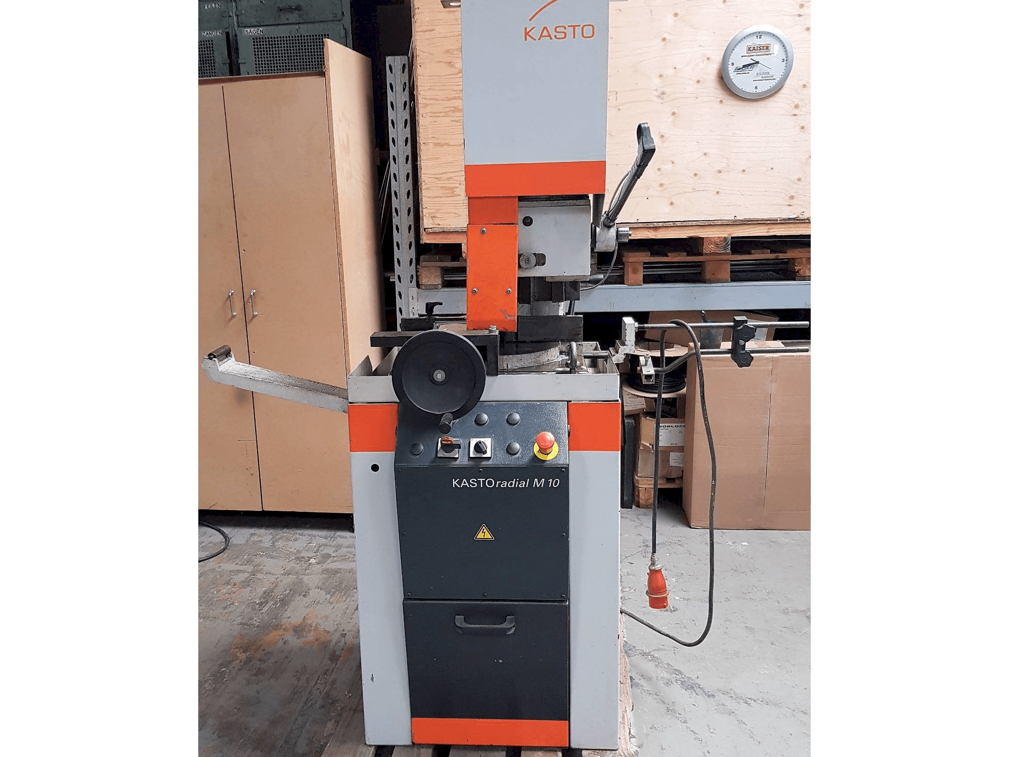 Mašīnas KASTO Radial M 10 pretskats