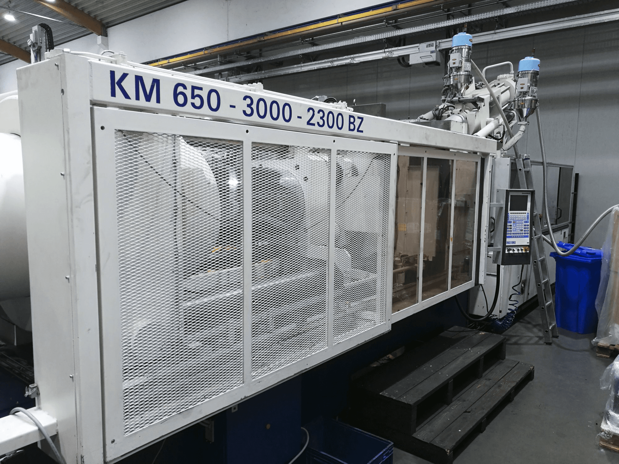 Mašīnas Krauss Maffei 650-3000-2300 BZ skats no kreisās puses