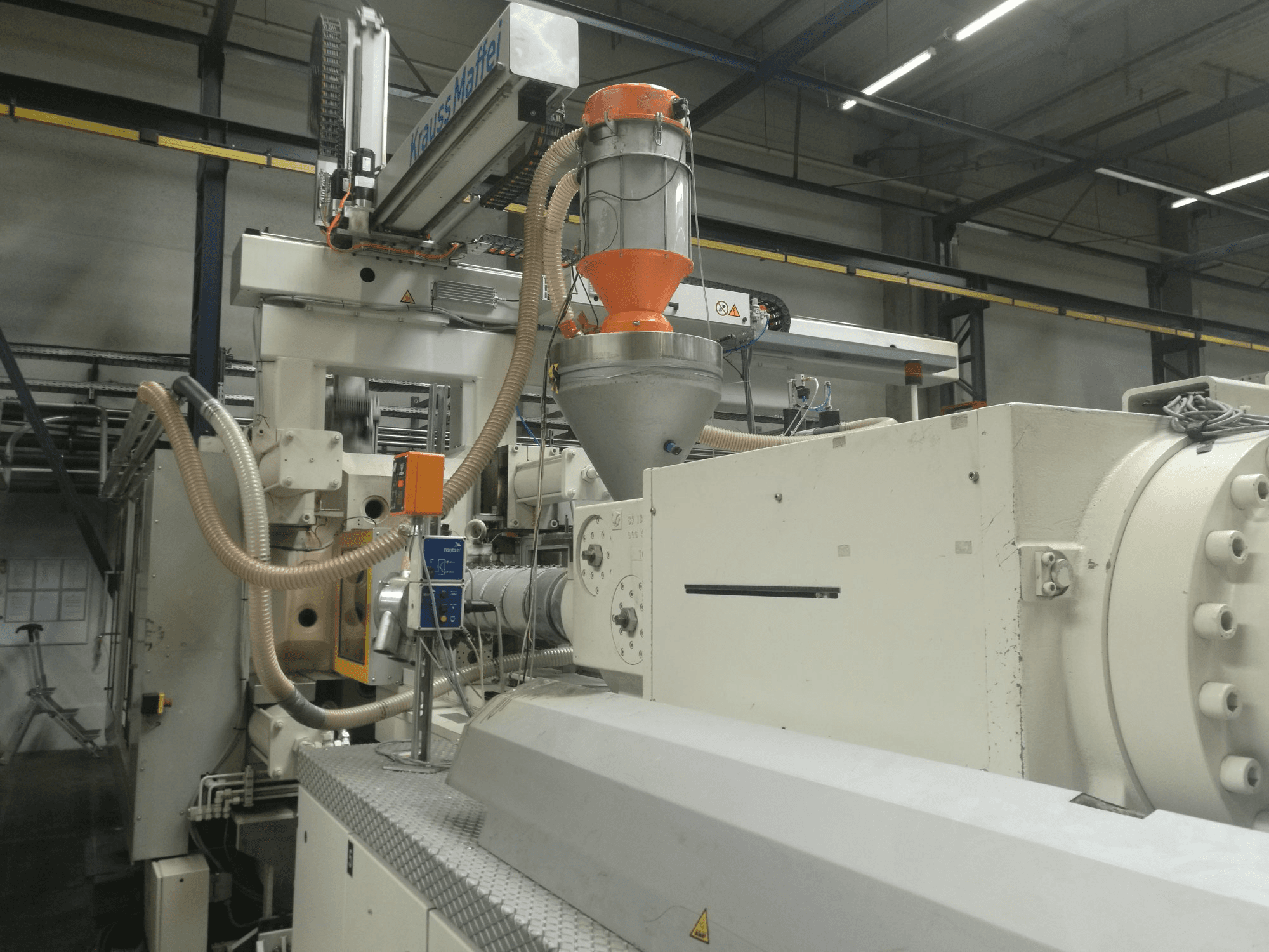 Mašīnas Krauss Maffei 800-8000 MC skats no labās puses