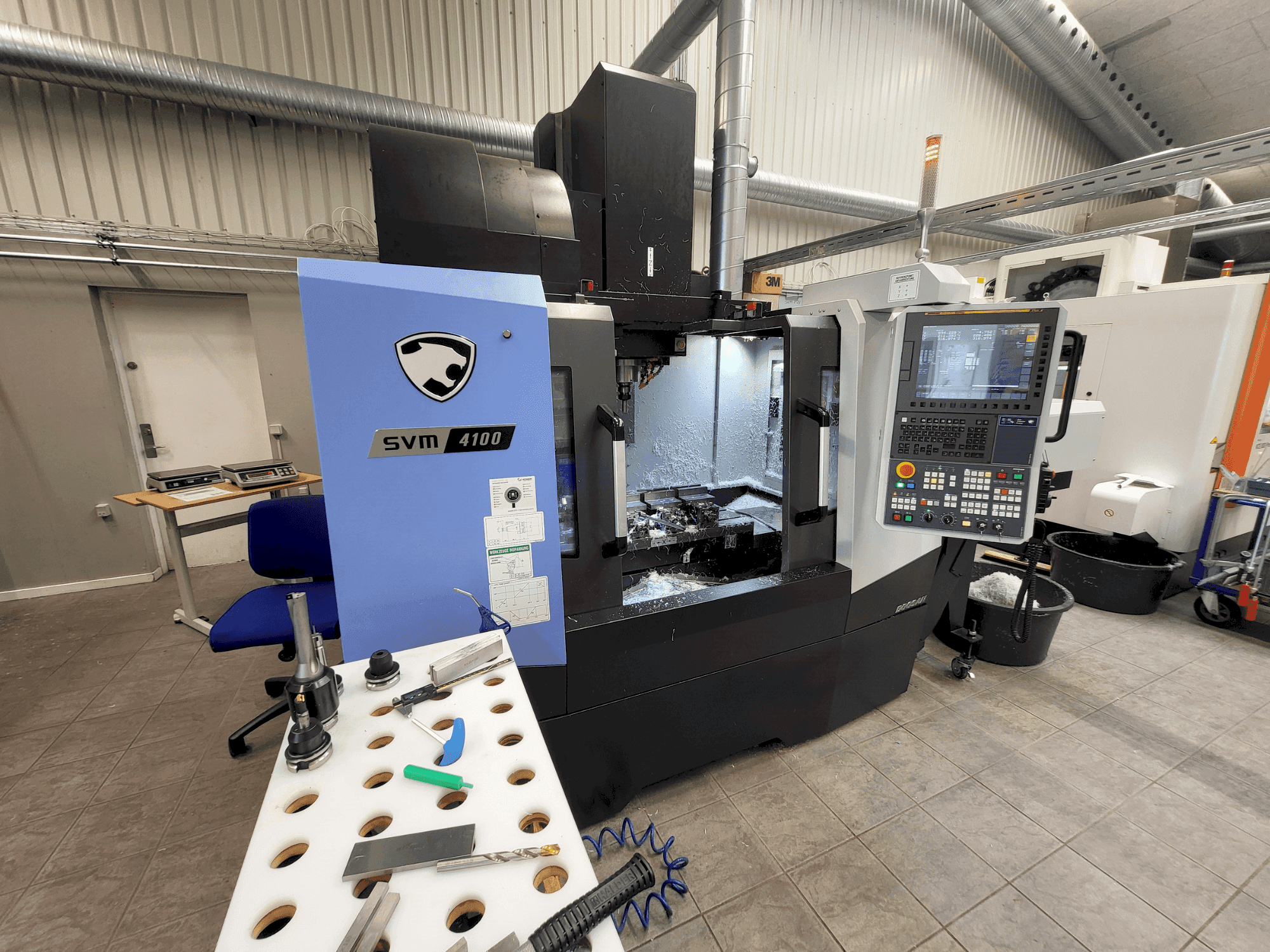 Mašīnas DOOSAN SVM4100 pretskats