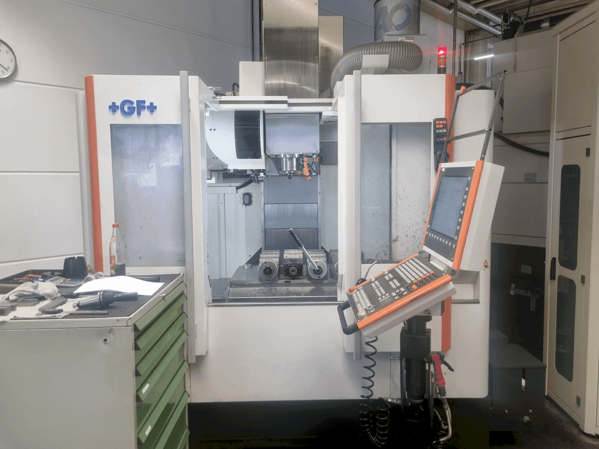 Mašīnas MIKRON VCE 800 Pro pretskats