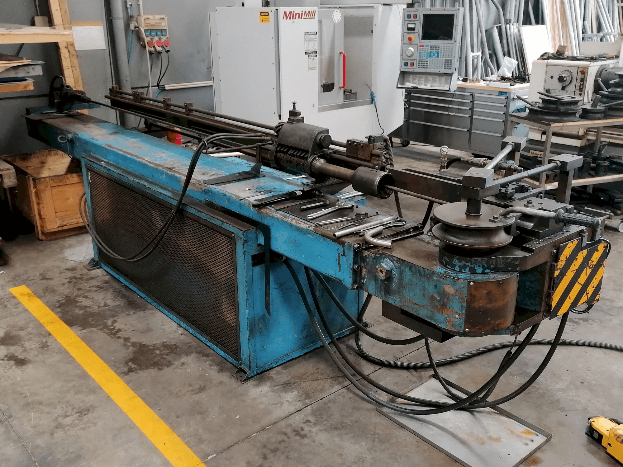 Mašīnas Amob CH69 pretskats